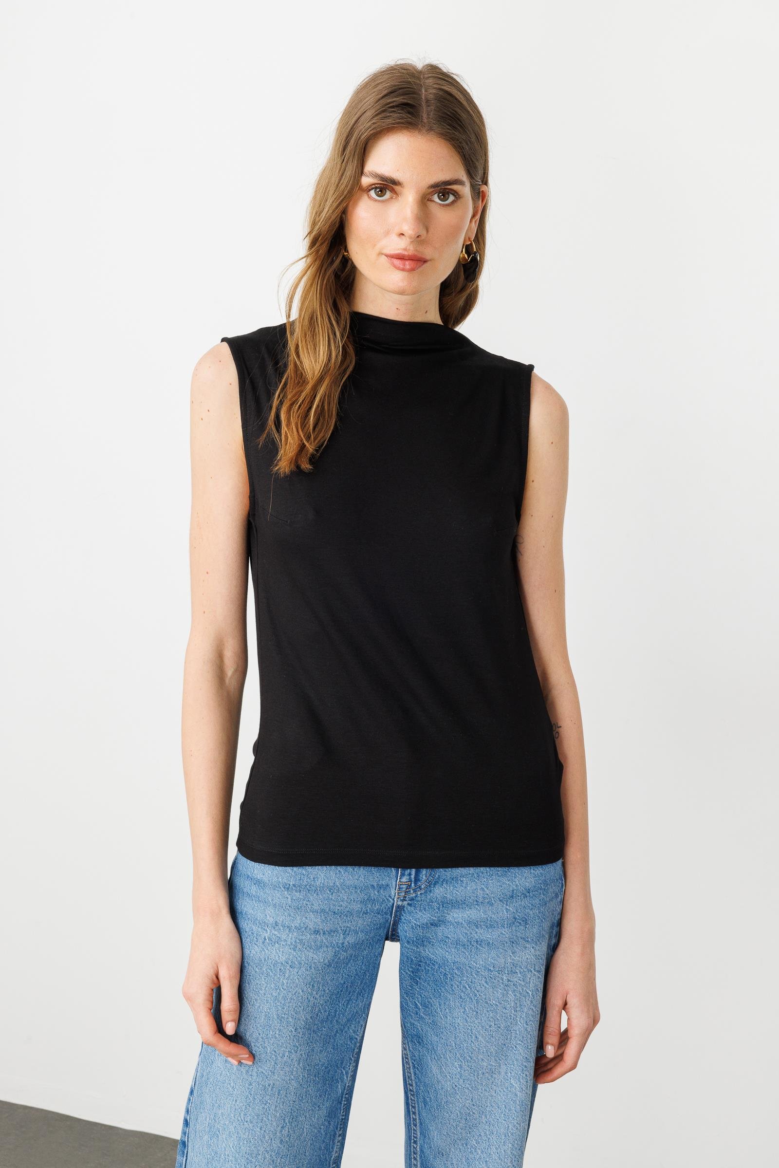 Siyah Sırtı Degaje Detaylı Dökümlü Kolsuz Bluz