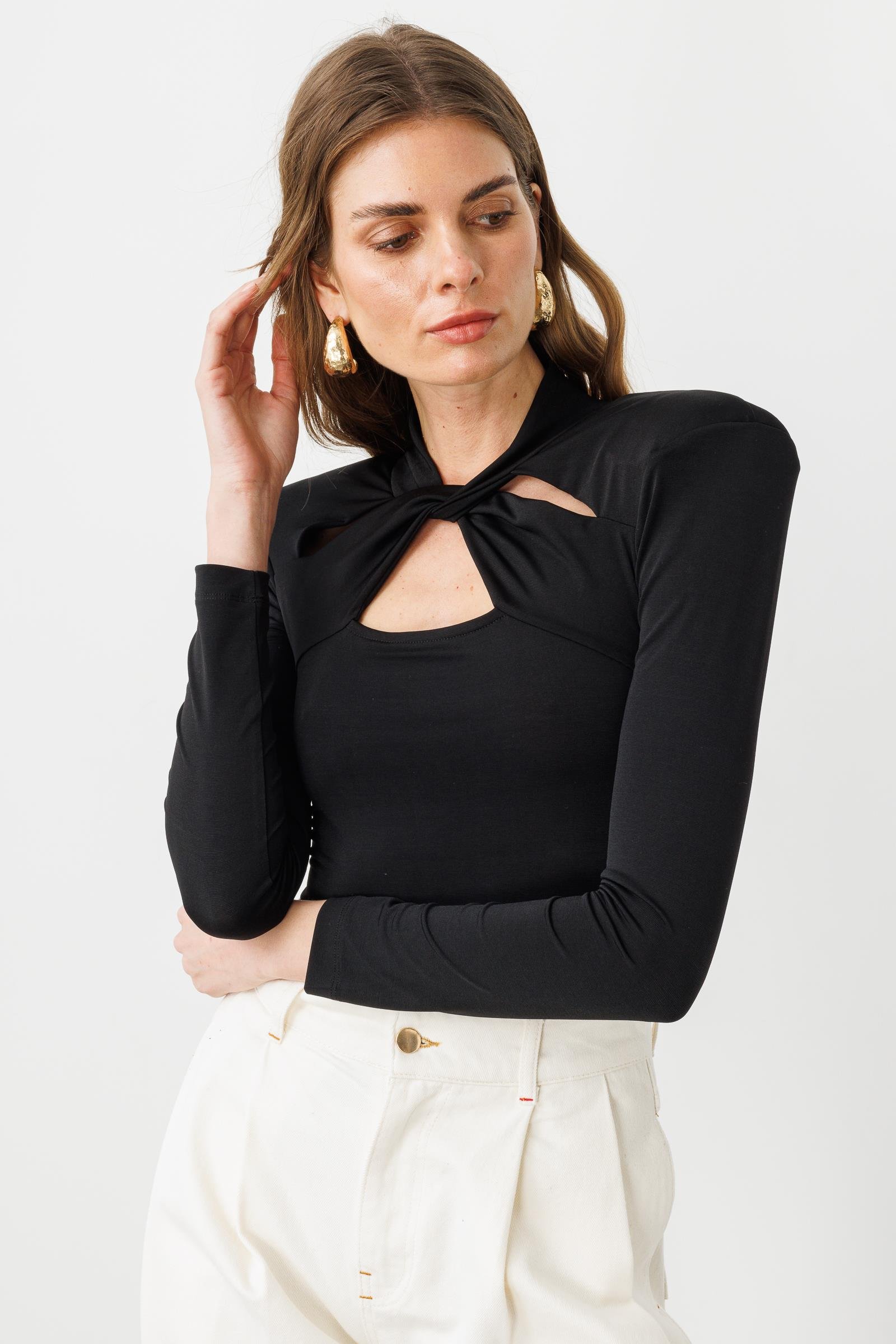 Siyah Vatkalı Cut Out Detaylı Uzun Kollu Bluz