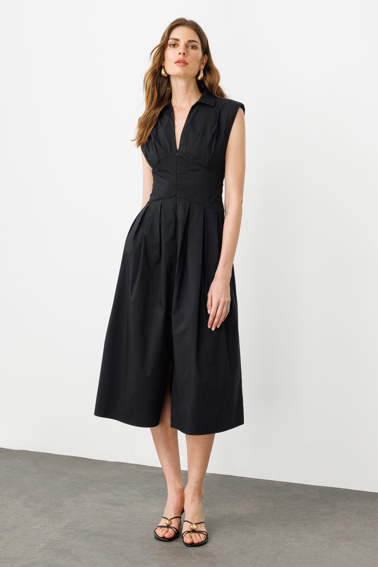 Siyah Vatkalı Gizli Fermuar Ve Etek Pili Detaylı Yırtmaçlı Ve Yan Cepli Midi Elbise