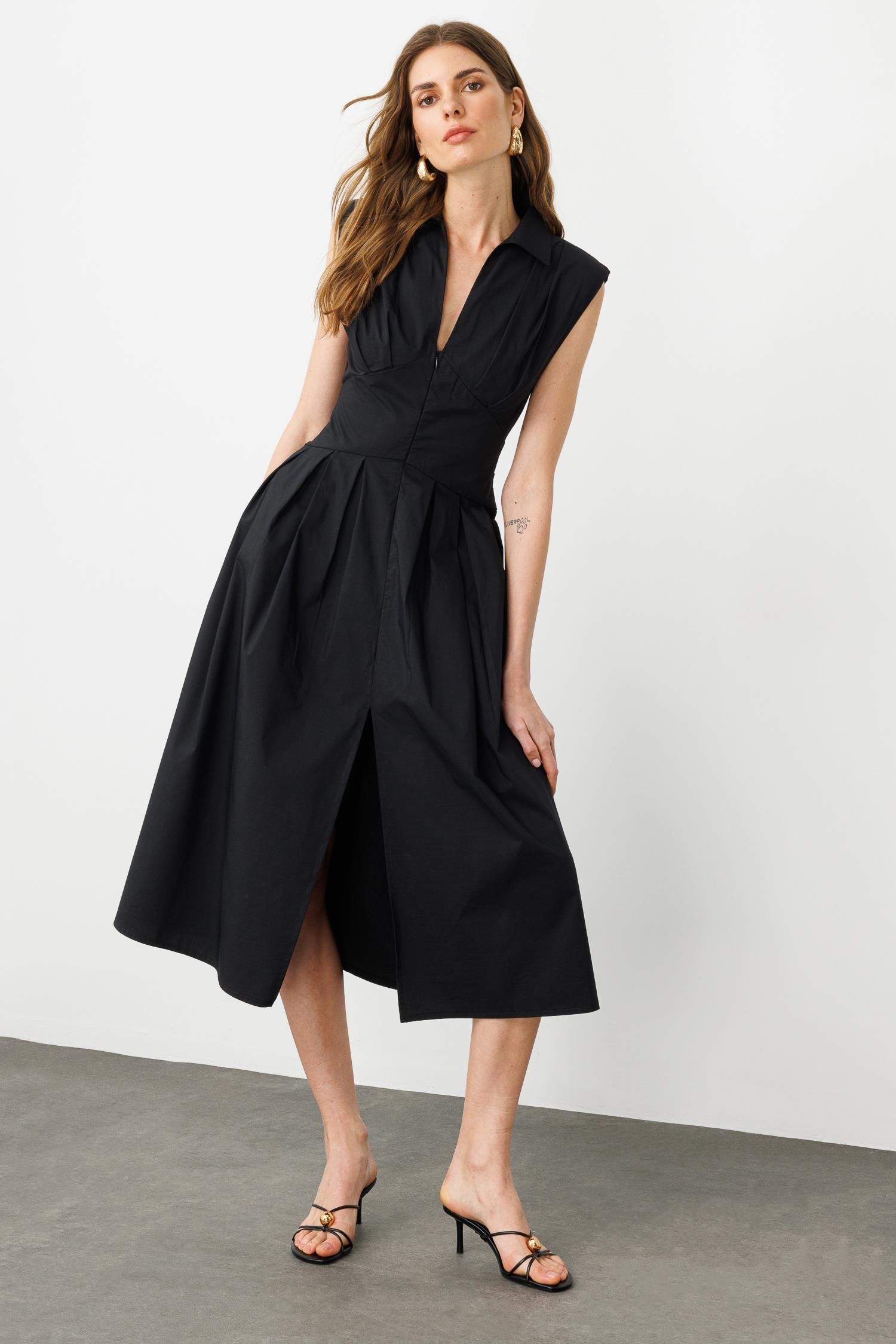 Siyah Vatkalı Gizli Fermuar Ve Etek Pili Detaylı Yırtmaçlı Ve Yan Cepli Midi Elbise