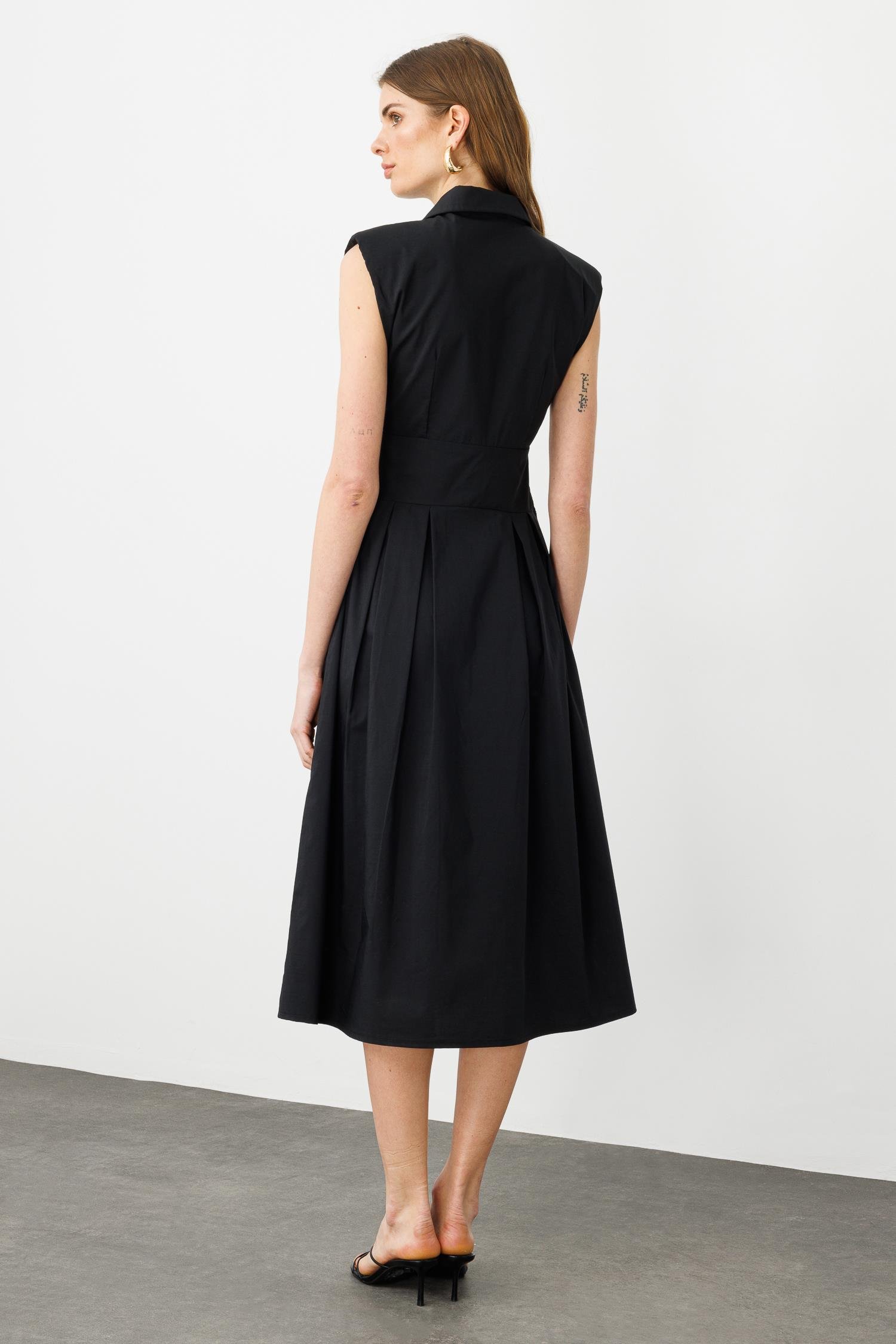 Siyah Vatkalı Gizli Fermuar Ve Etek Pili Detaylı Yırtmaçlı Ve Yan Cepli Midi Elbise