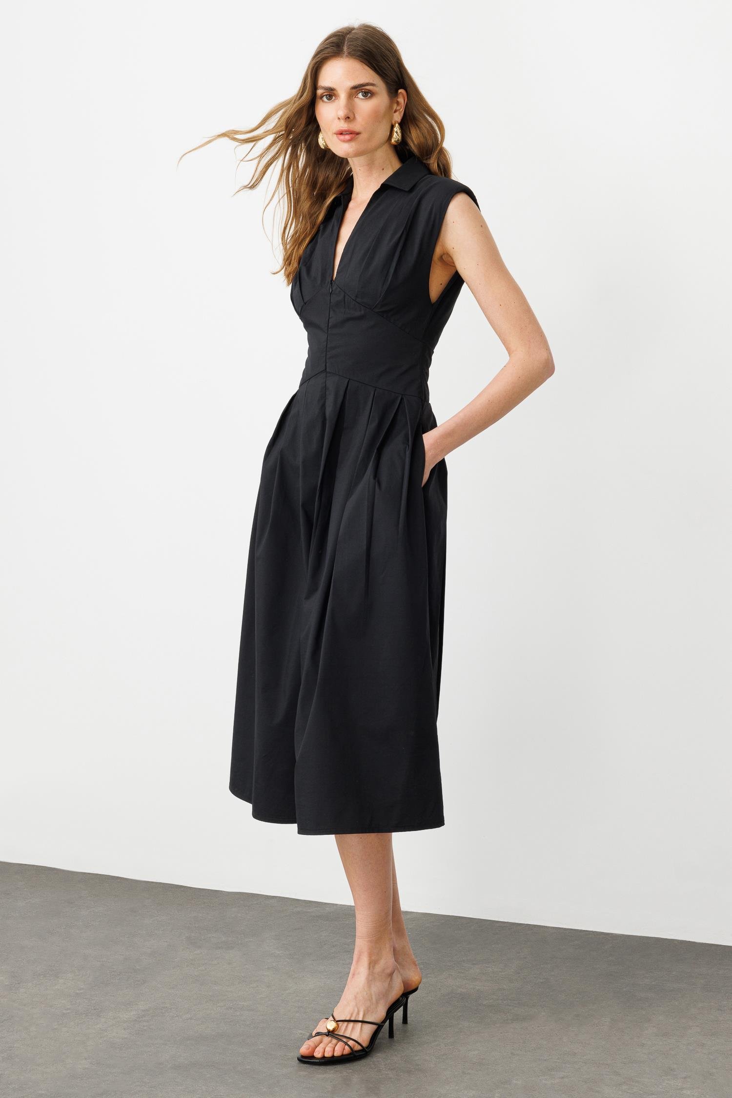 Siyah Vatkalı Gizli Fermuar Ve Etek Pili Detaylı Yırtmaçlı Ve Yan Cepli Midi Elbise