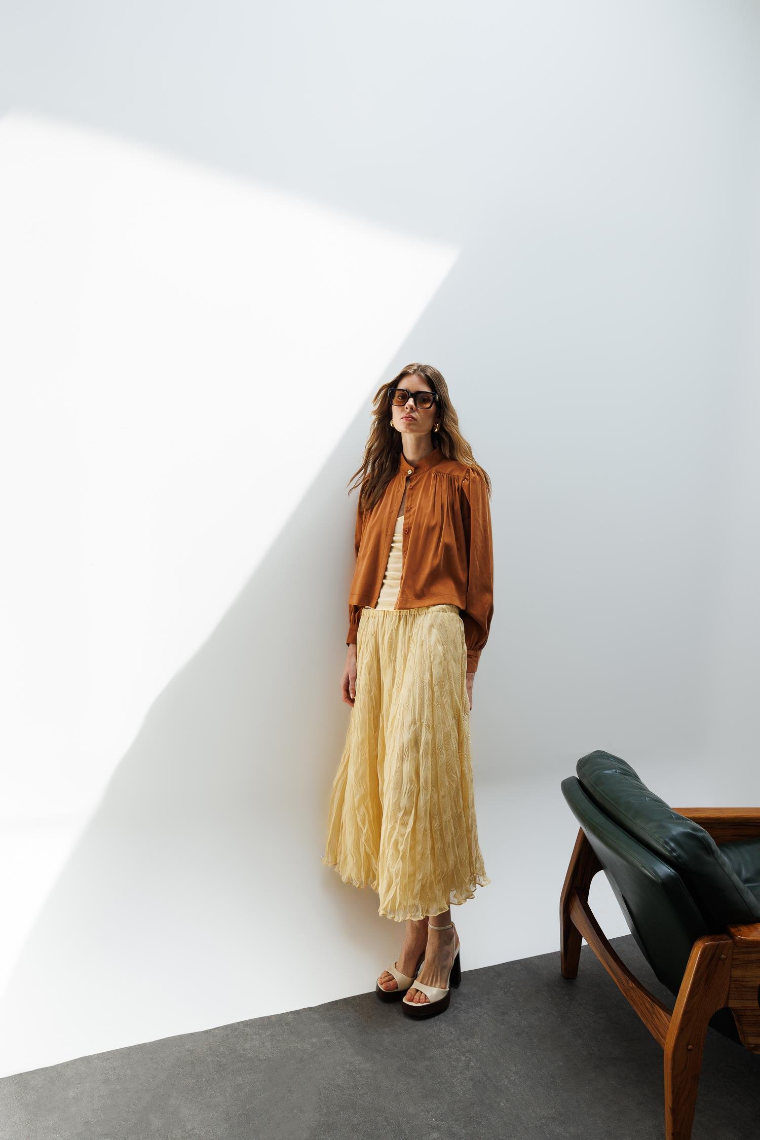 Taba Dik Yaka Balon Kollu Crop Gömlek