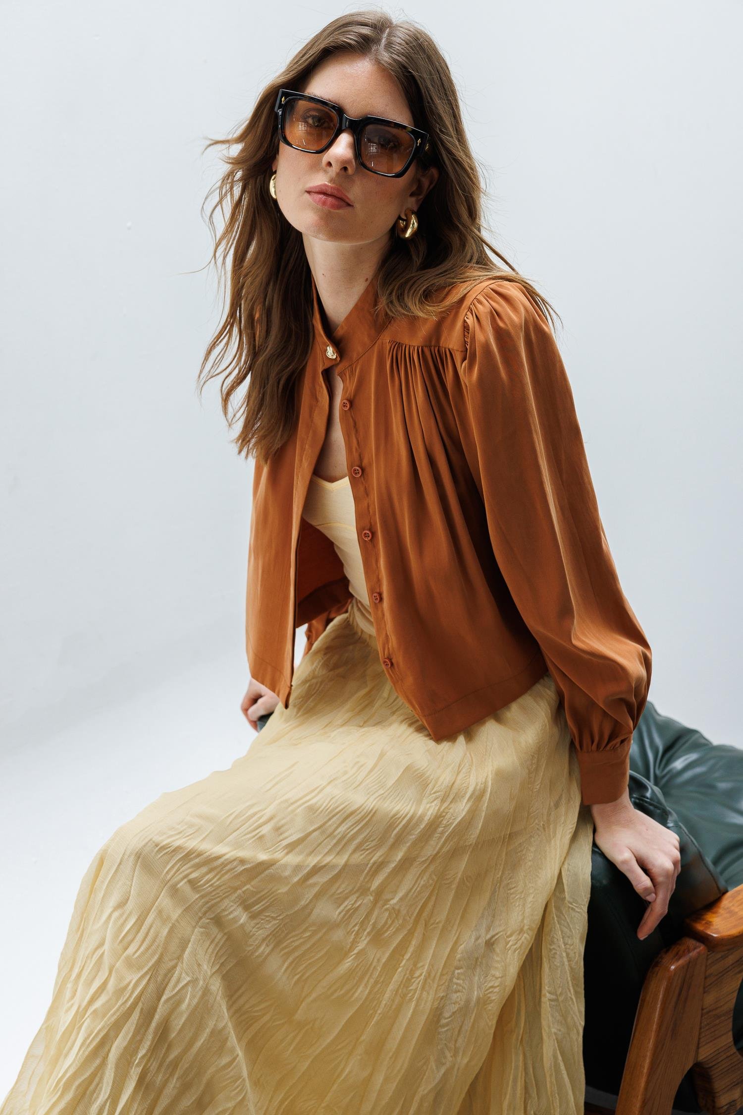 Taba Dik Yaka Balon Kollu Crop Gömlek