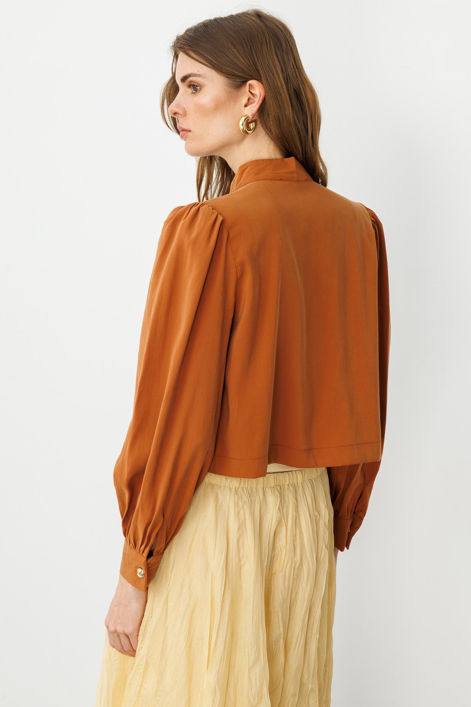 Taba Dik Yaka Balon Kollu Crop Gömlek