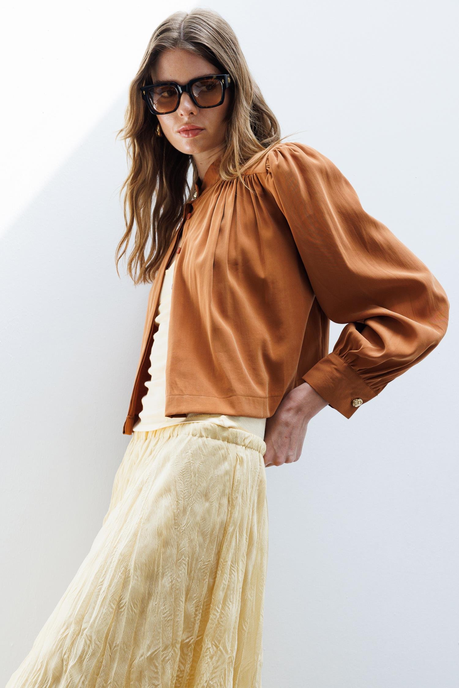 Taba Dik Yaka Balon Kollu Crop Gömlek