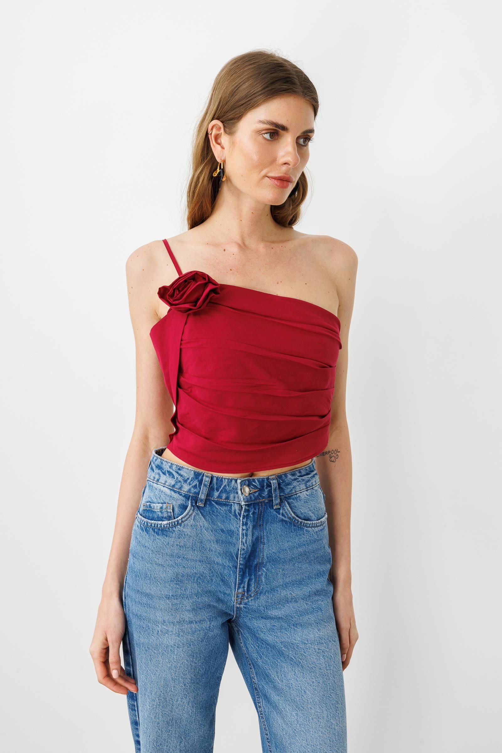 Vişne Gül Detaylı Asimetrik Tek Askılı Pamuklu Bluz