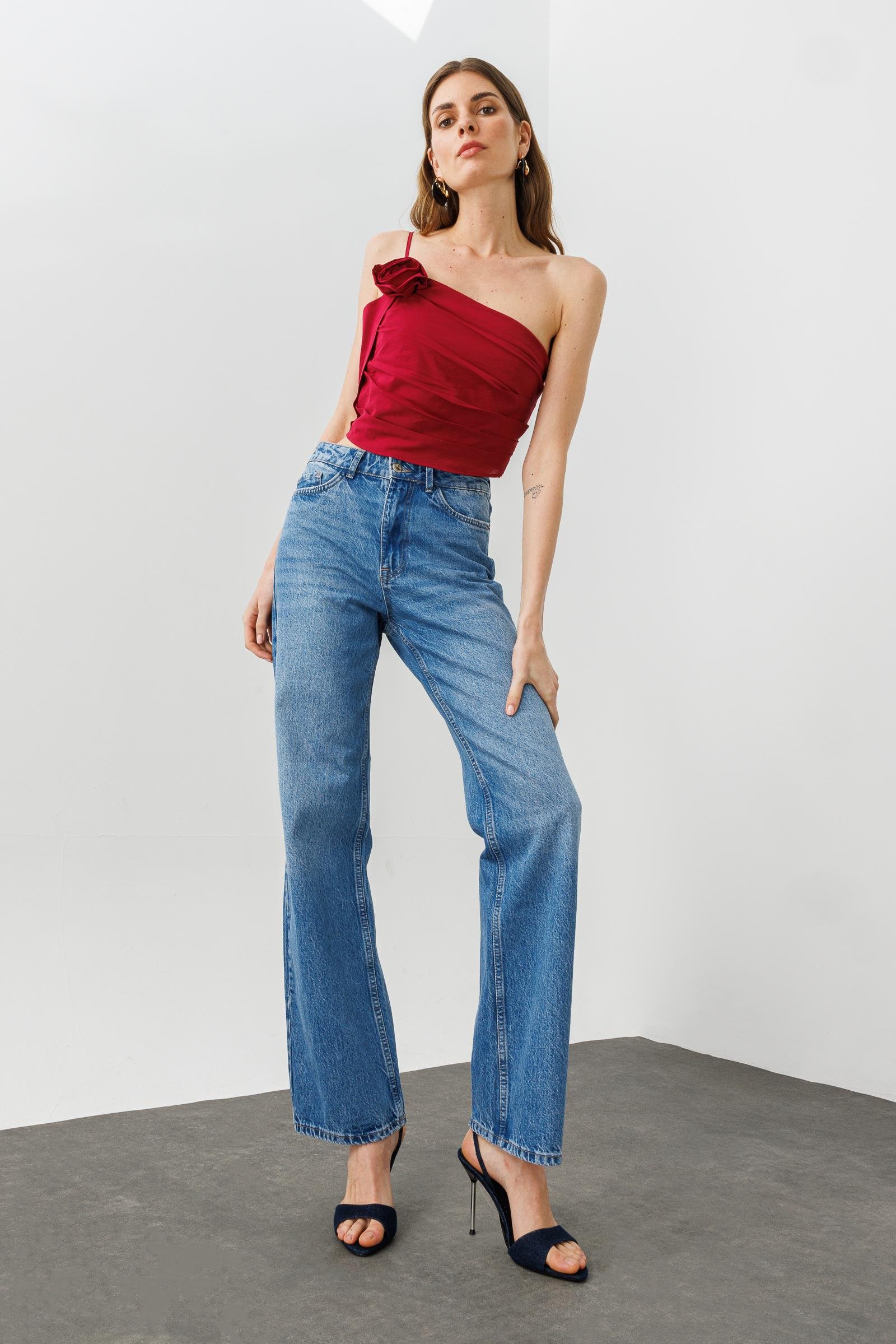 Vişne Gül Detaylı Asimetrik Tek Askılı Pamuklu Bluz