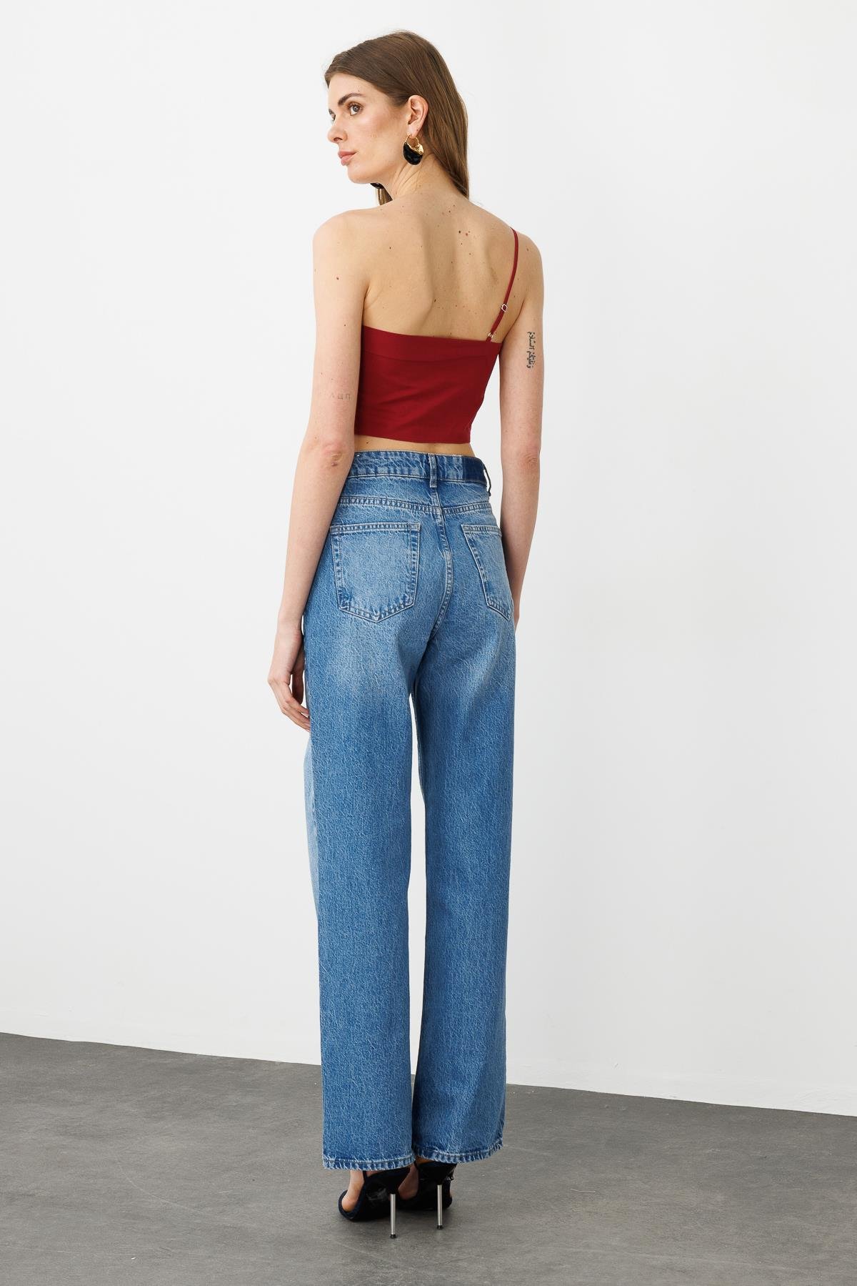 Vişne Gül Detaylı Asimetrik Tek Askılı Pamuklu Bluz