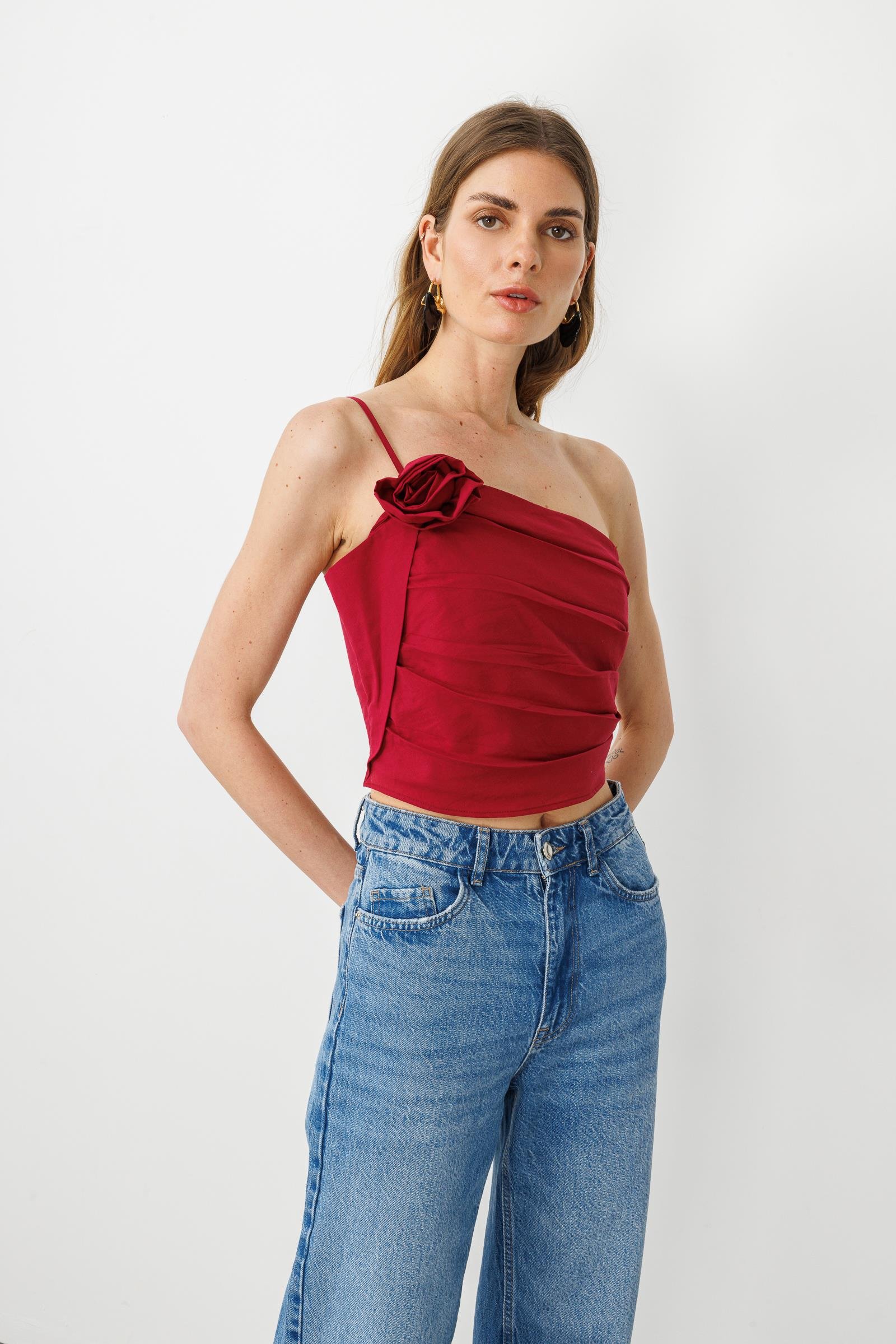 Vişne Gül Detaylı Asimetrik Tek Askılı Pamuklu Bluz