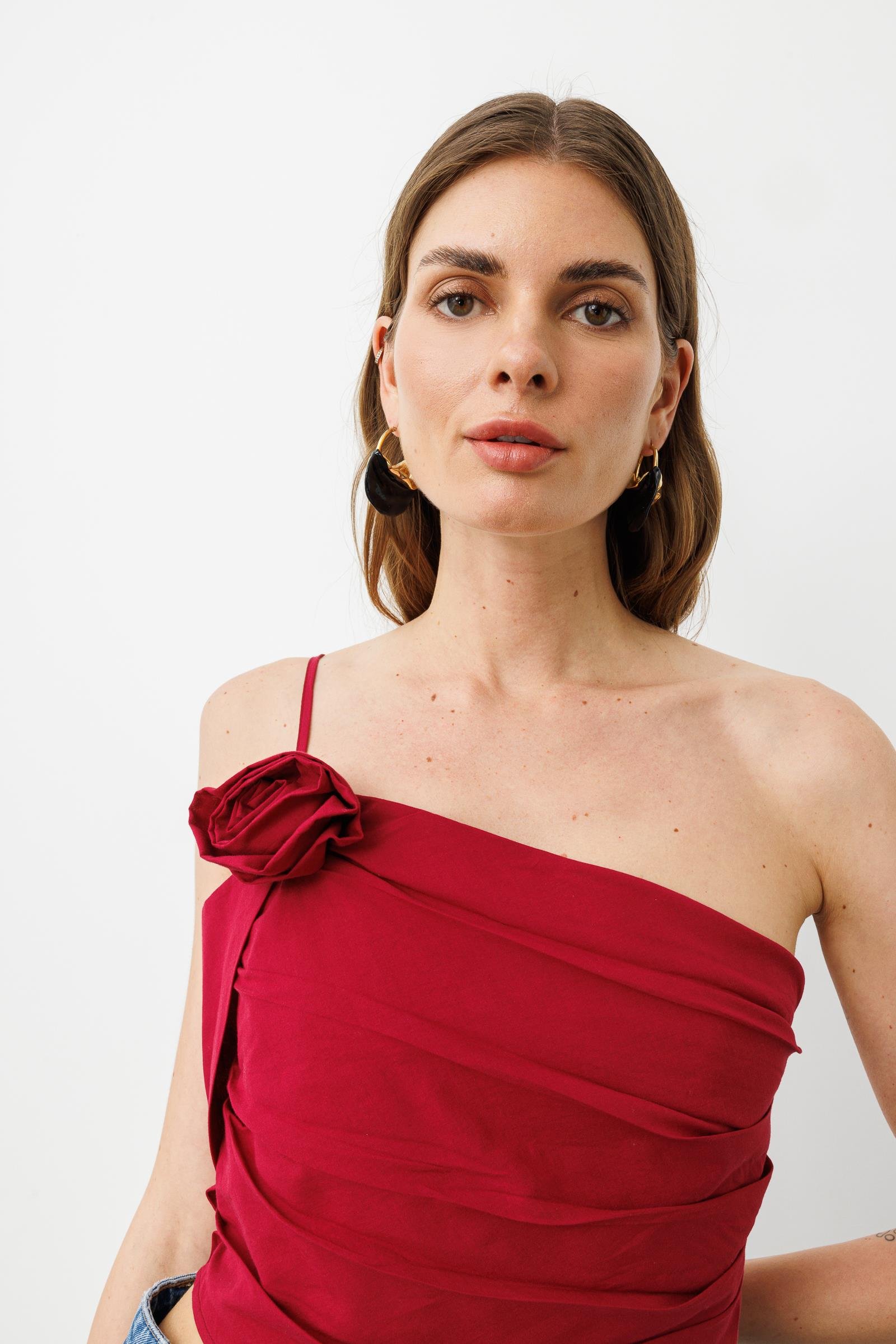 Vişne Gül Detaylı Asimetrik Tek Askılı Pamuklu Bluz