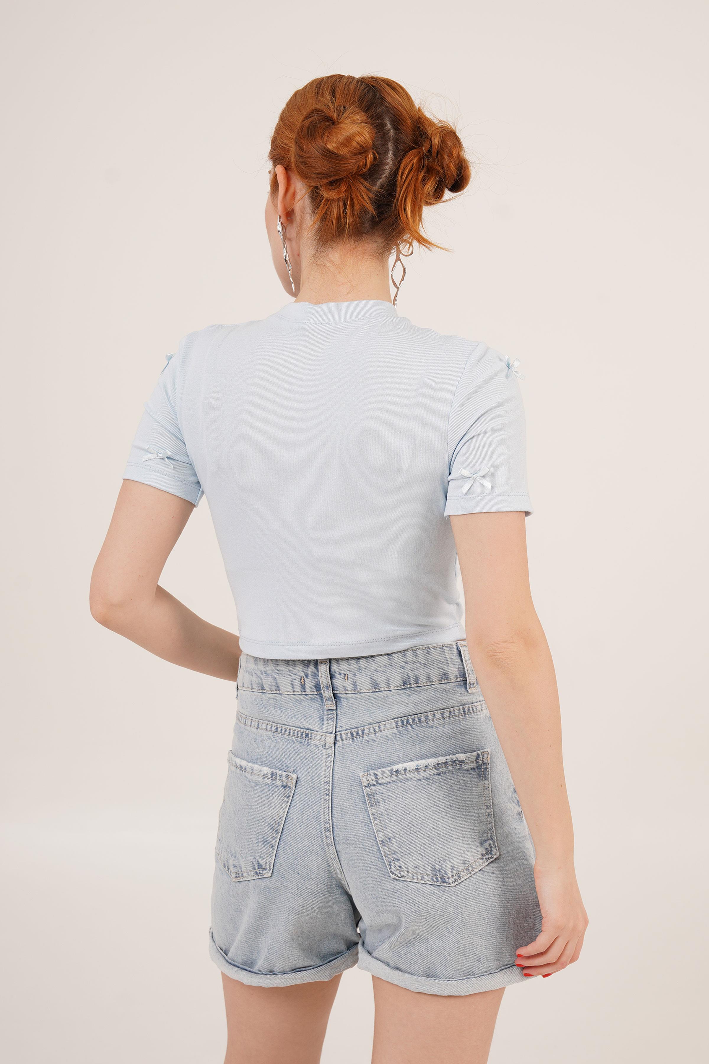 Fiyonklu Detaylı Buz Mavisi Toptan Crop Tişört