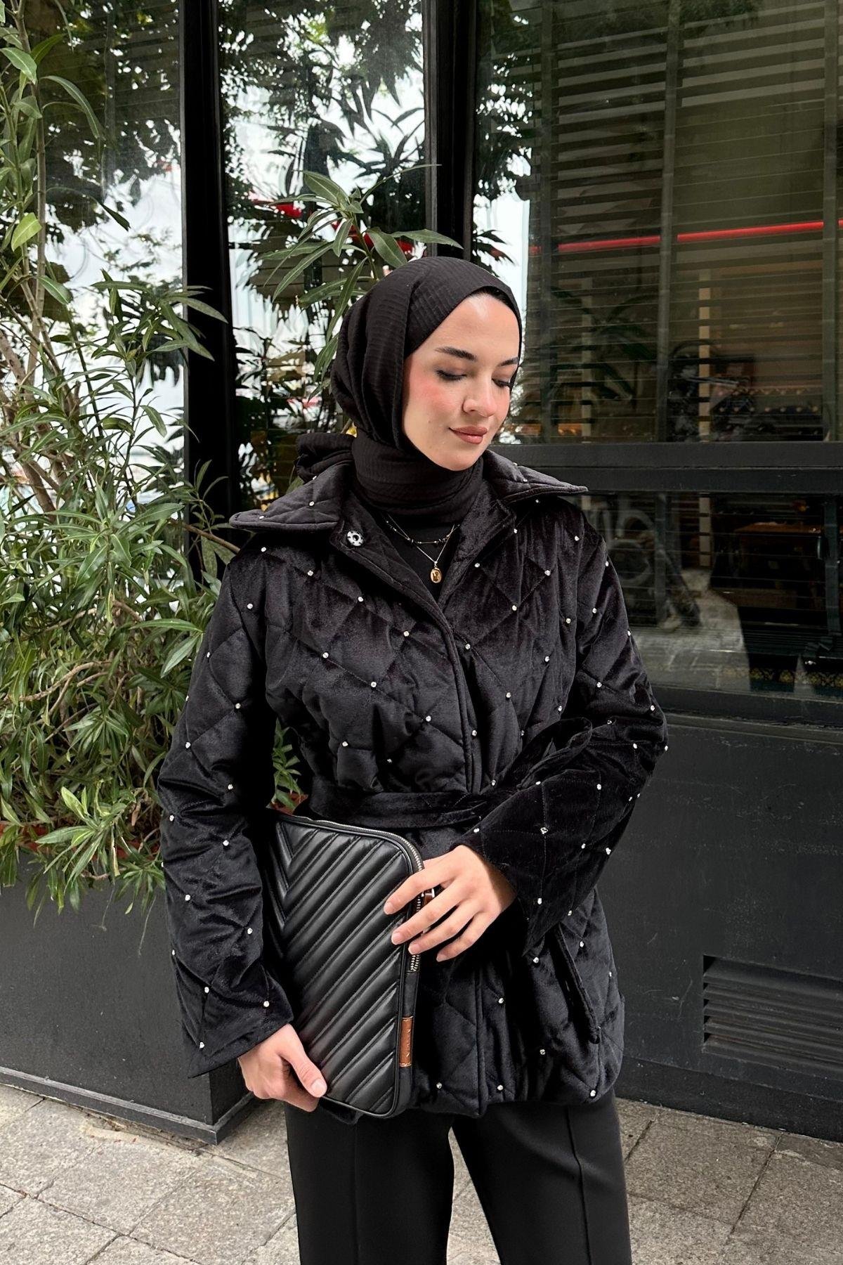 Dora Kapitone Mont Siyah