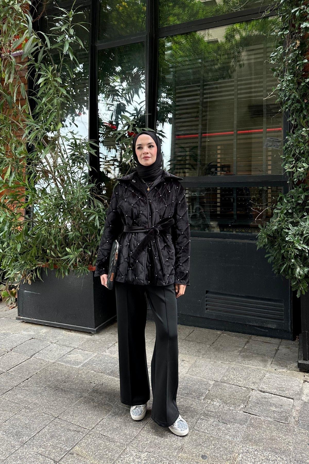 Dora Kapitone Mont Siyah