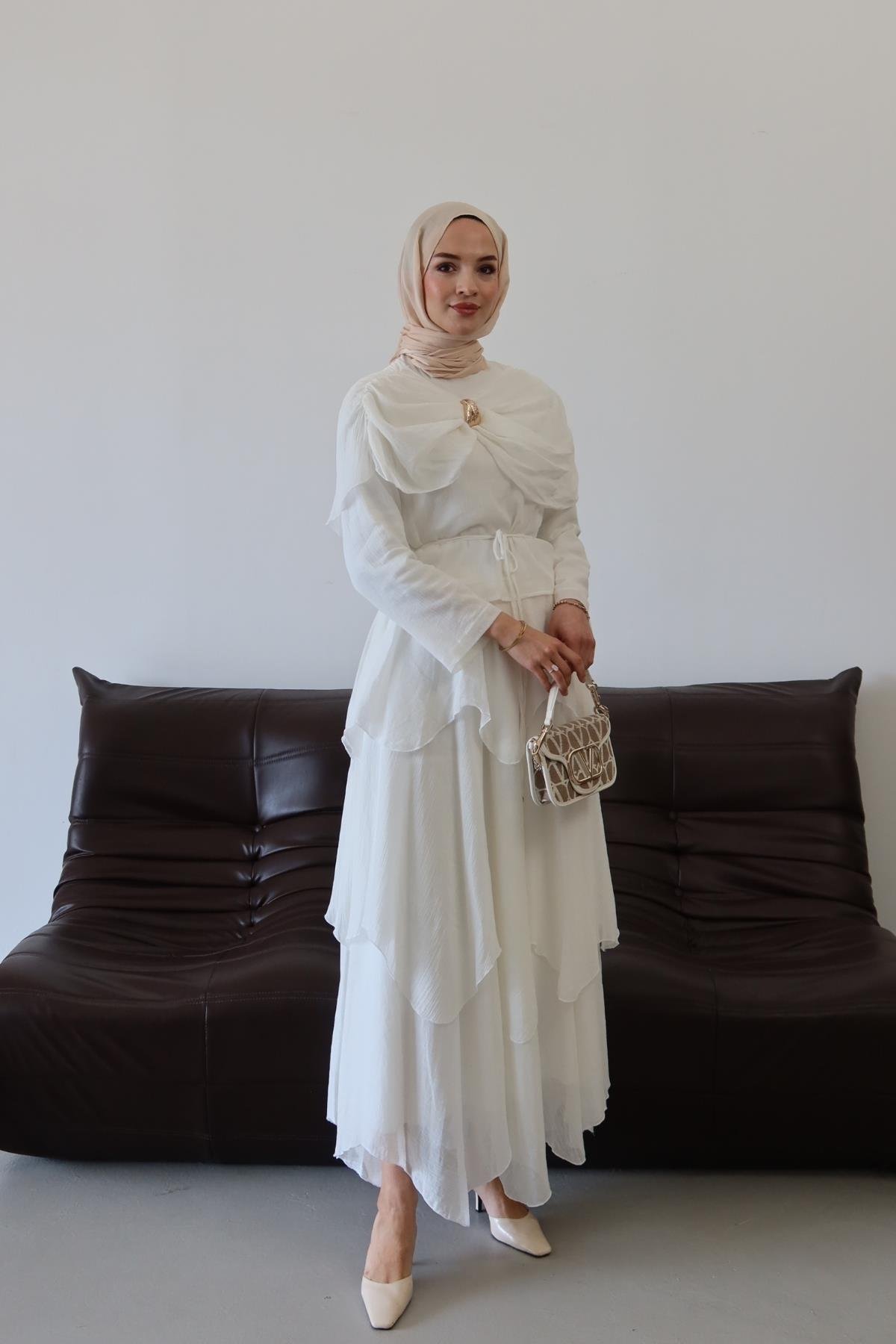 Maya Broş Detay Takım Beyaz