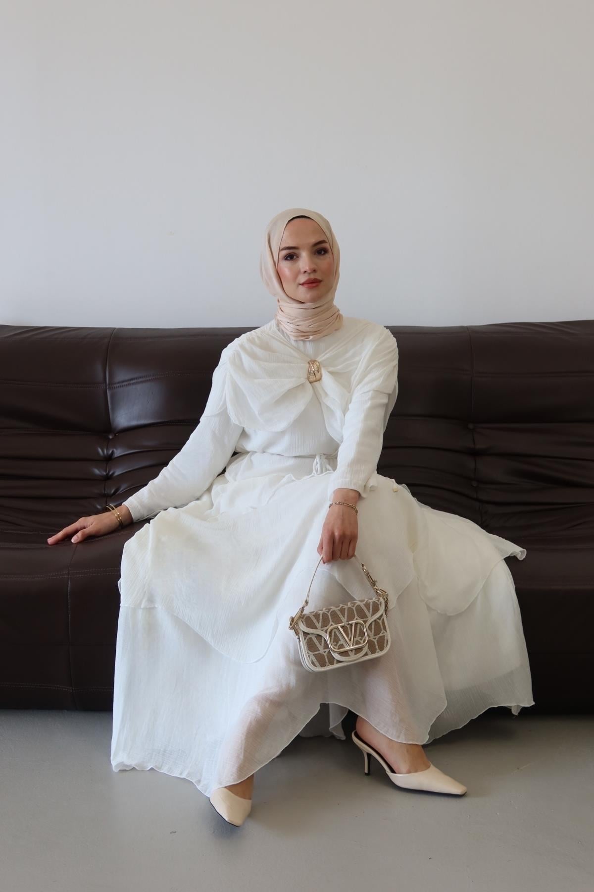 Maya Broş Detay Takım Beyaz
