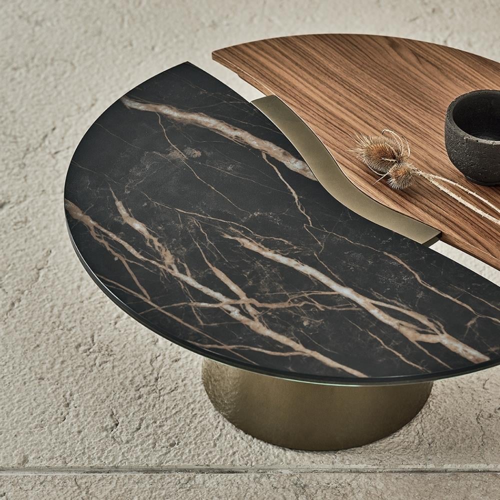 Yang Orta Sehpa (60)-Frame Aged Brass (M328)-Top Calacatta Matt (CM032)-Top Charcoal Oak Veneer (L038)