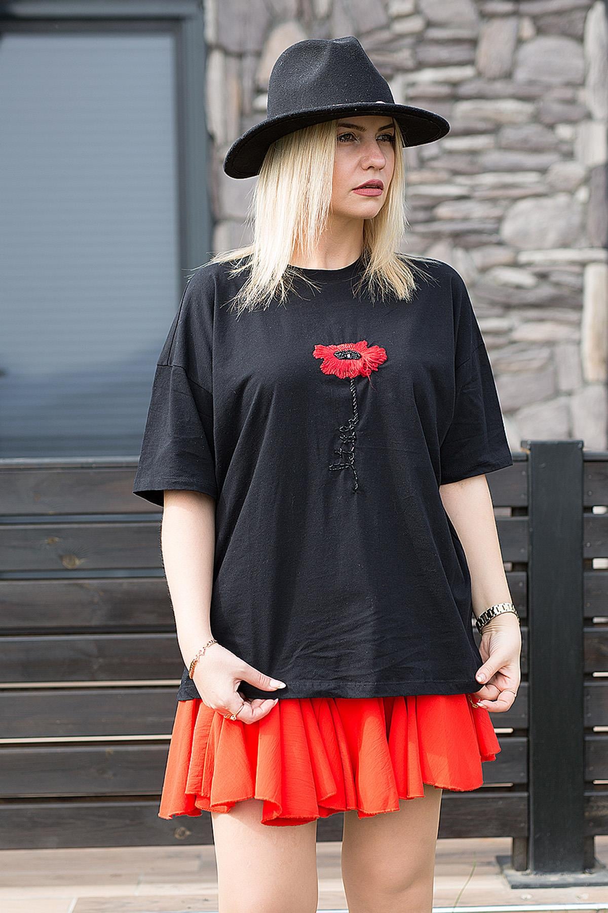 210009 Çiçek Nakışlı Tshirt SİYAH