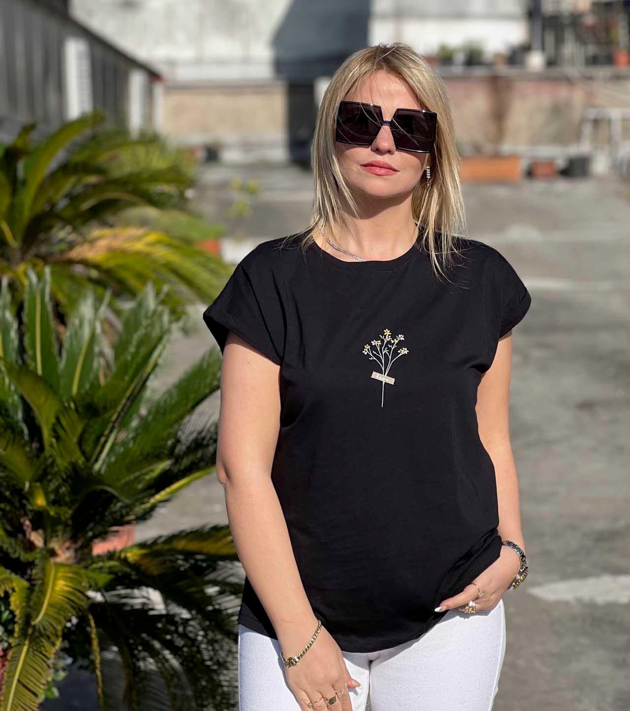 25607 Önü Çiçek Nakışlı Tshirt SİYAH