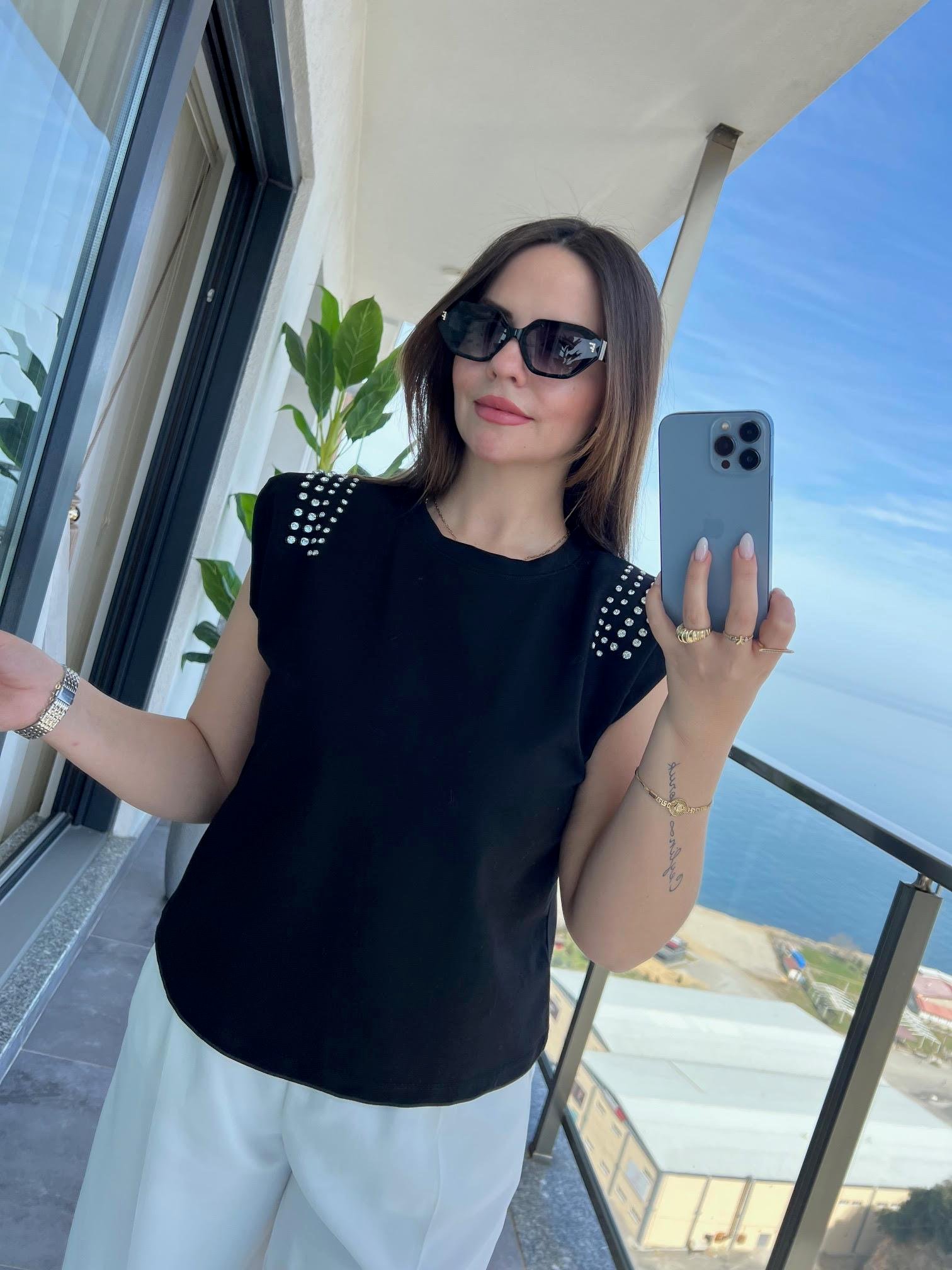 35818 Omuzu Taşlı Tshirt SİYAH