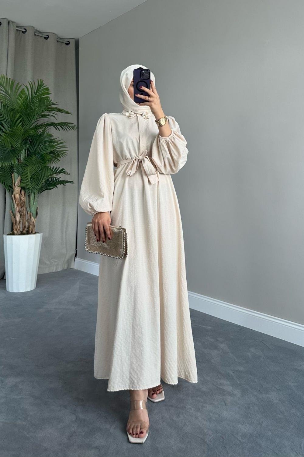 Yaka Bronşlu Büzgülü Elbise Bej 5645 