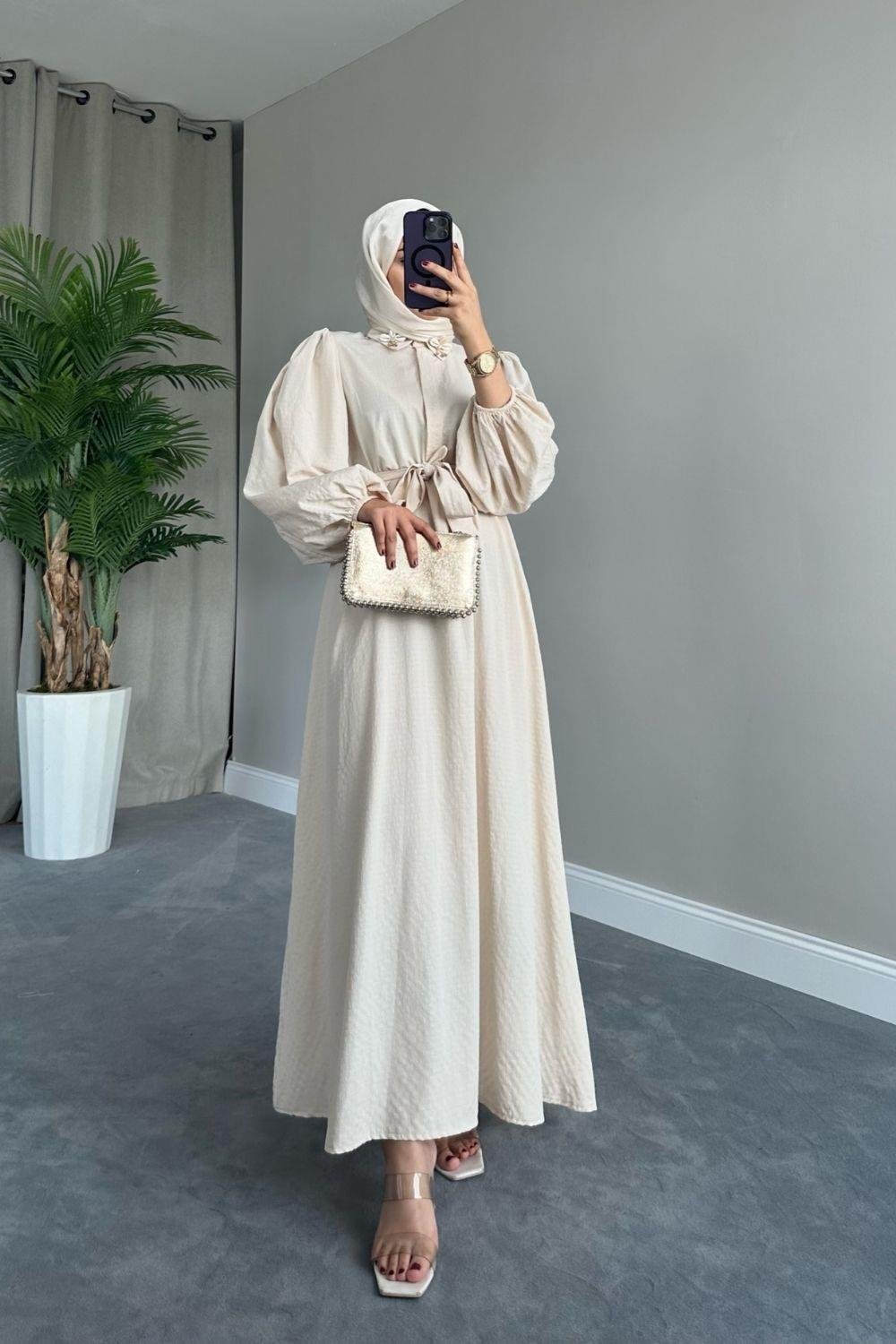 Yaka Bronşlu Büzgülü Elbise Bej 5645 