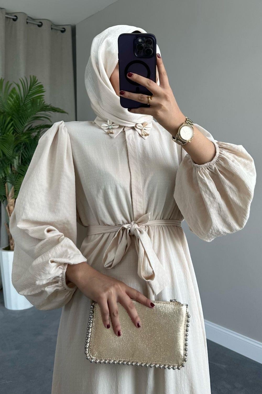 Yaka Bronşlu Büzgülü Elbise Bej 5645 