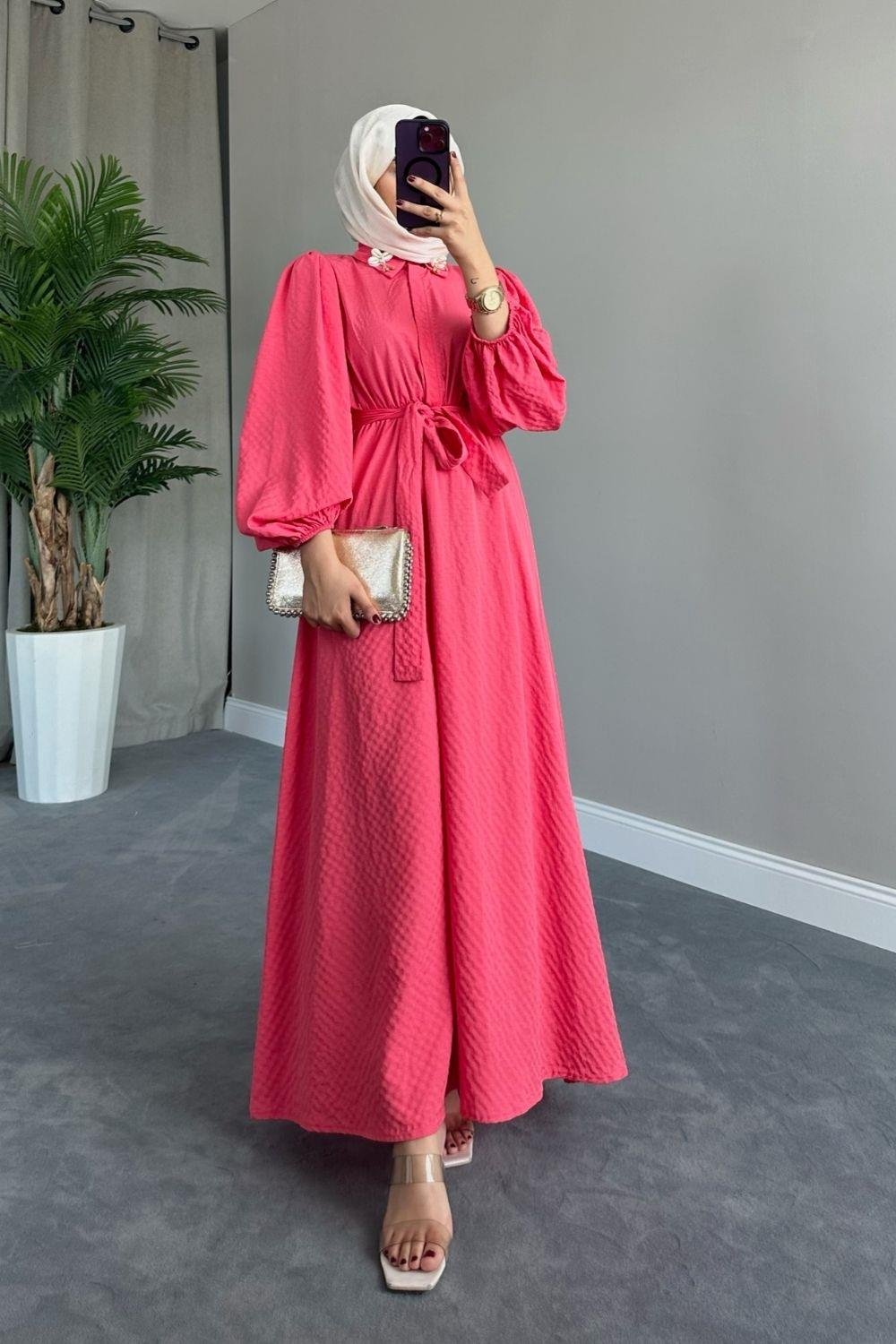 Yaka Bronşlu Büzgülü Elbise Pembe 5645 