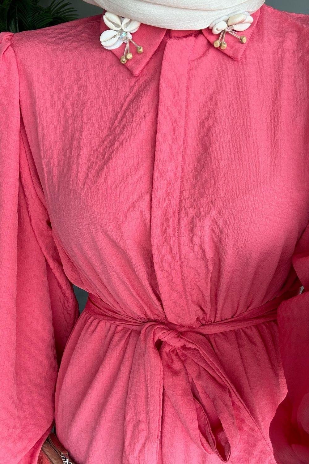 Yaka Bronşlu Büzgülü Elbise Pembe 5645 