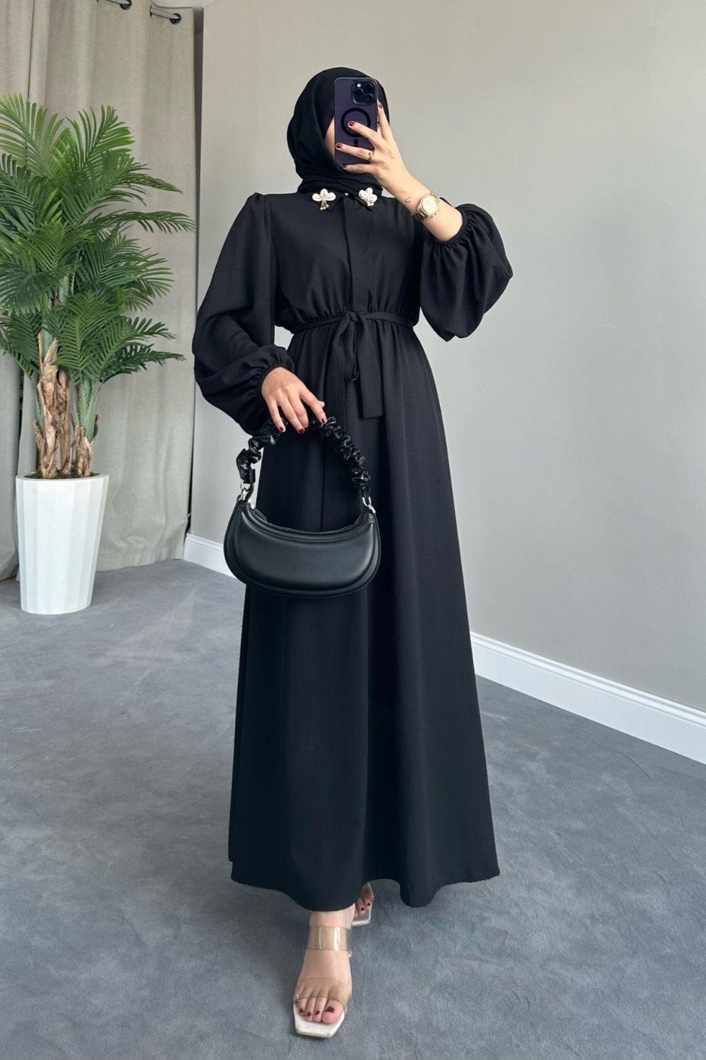 Yaka Bronşlu Büzgülü Elbise Siyah 5645 
