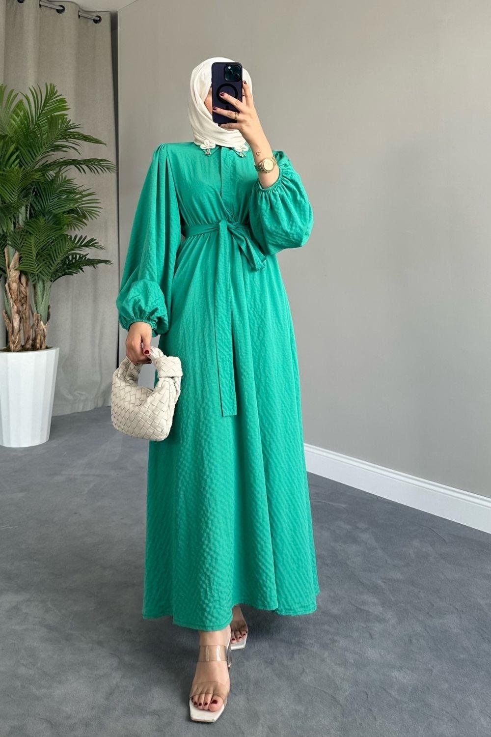 Yaka Bronşlu Büzgülü Elbise Yeşil 5645 