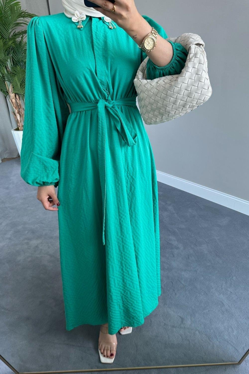 Yaka Bronşlu Büzgülü Elbise Yeşil 5645 