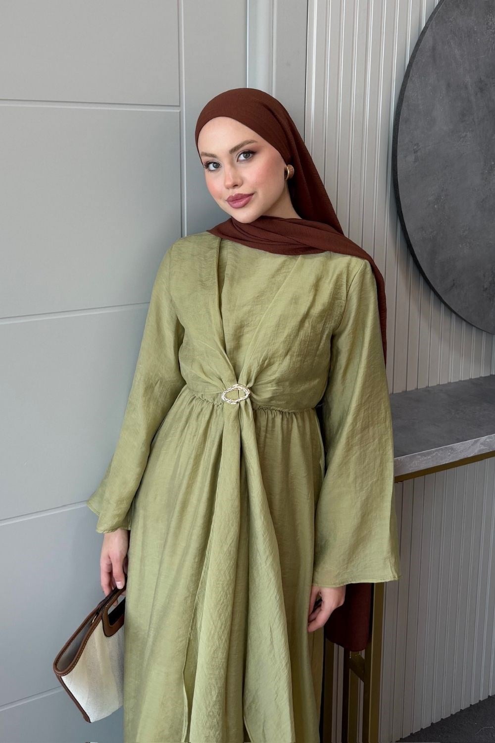 Oliva Broş Detaylı Elbise Yağ Yeşili 8075 