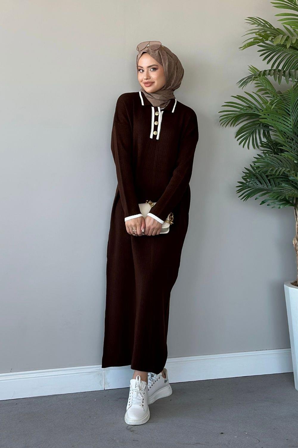 فستان تريكو بأزرار أمامية بني 8526 