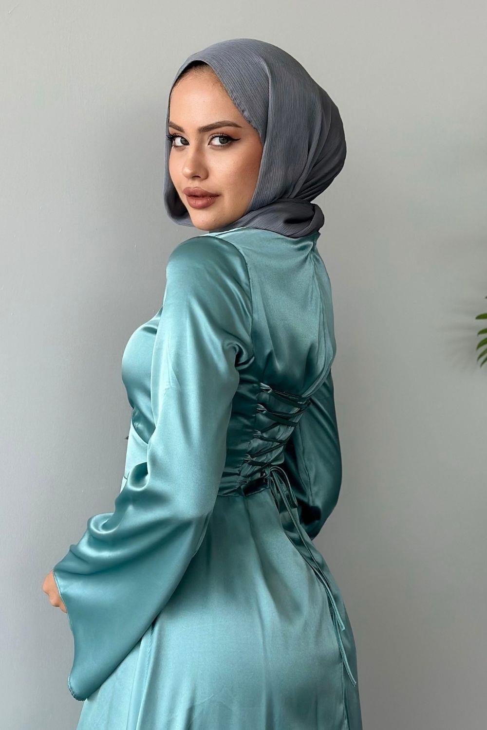 فستان سهرة من الساتان متقاطع من الخلف باللون النعناعي 8677 