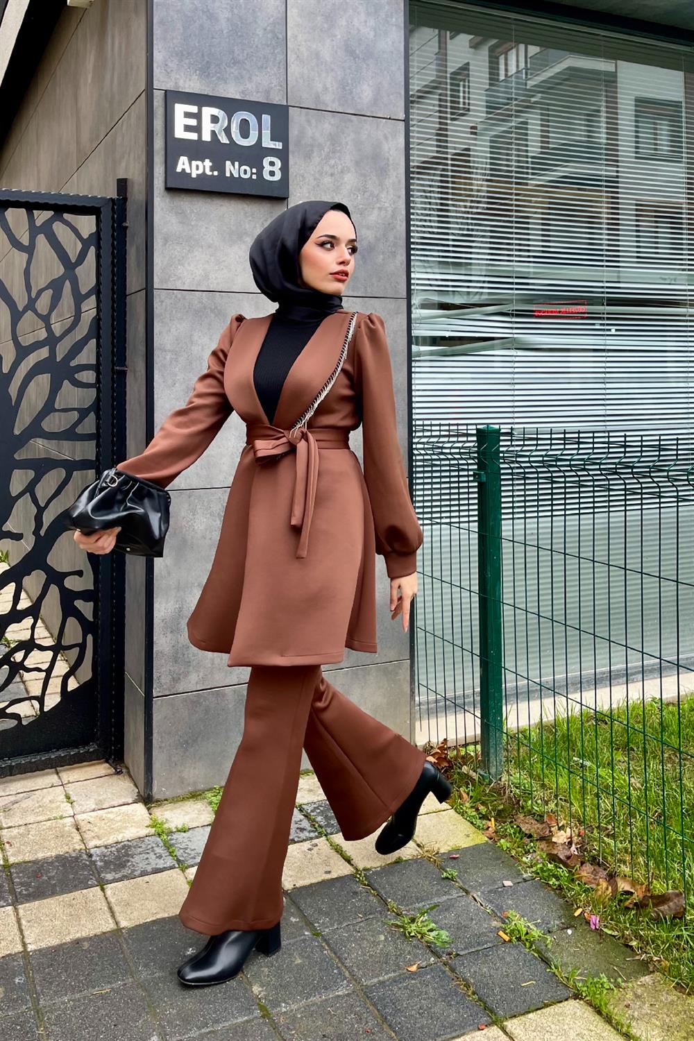 Zincir Detaylı Takım Kahverengi 8686 