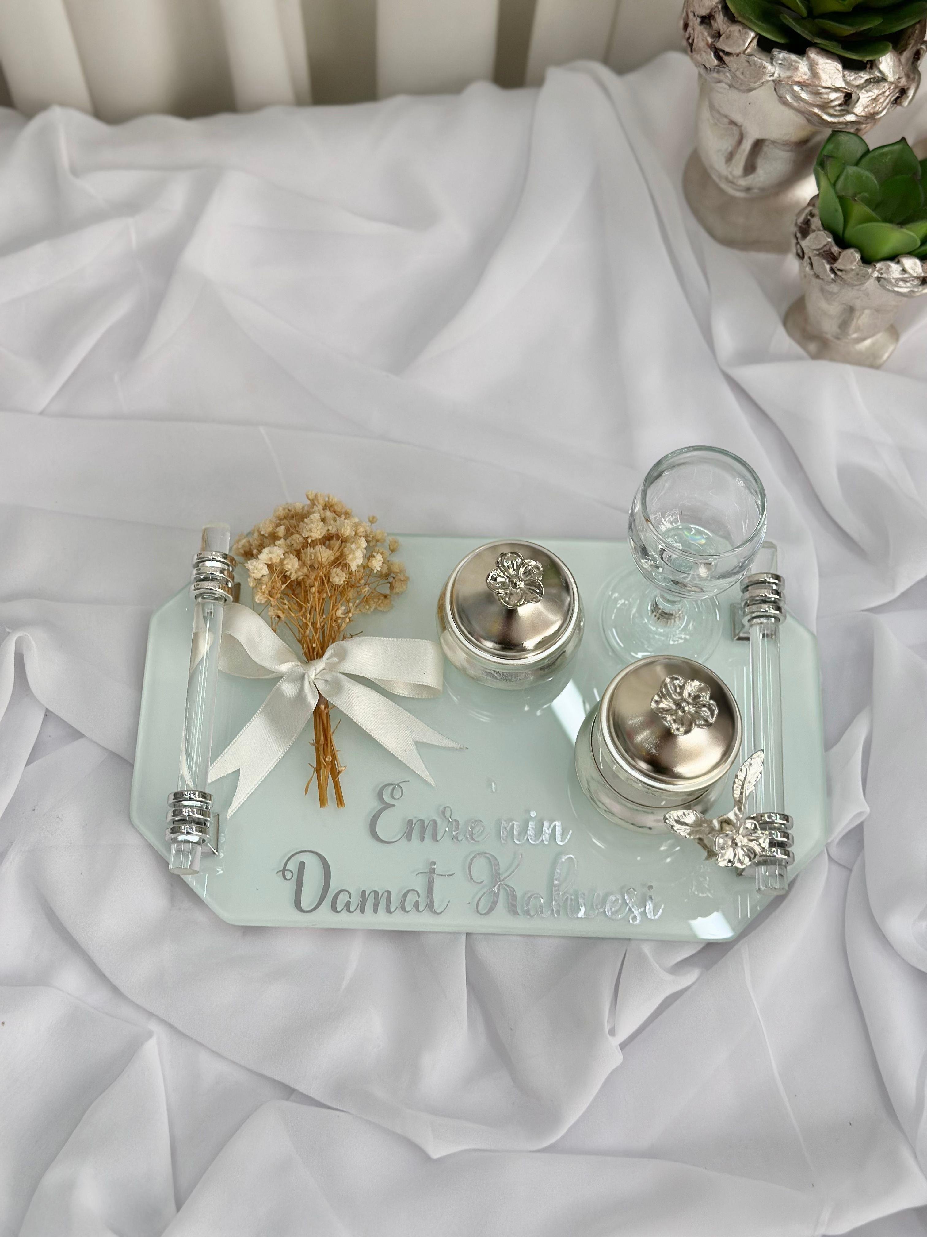 İncili Isimli Gold Söz Nişan Tepsi Seti Kişiselleştirilmiş Damat Kahve Fincanı