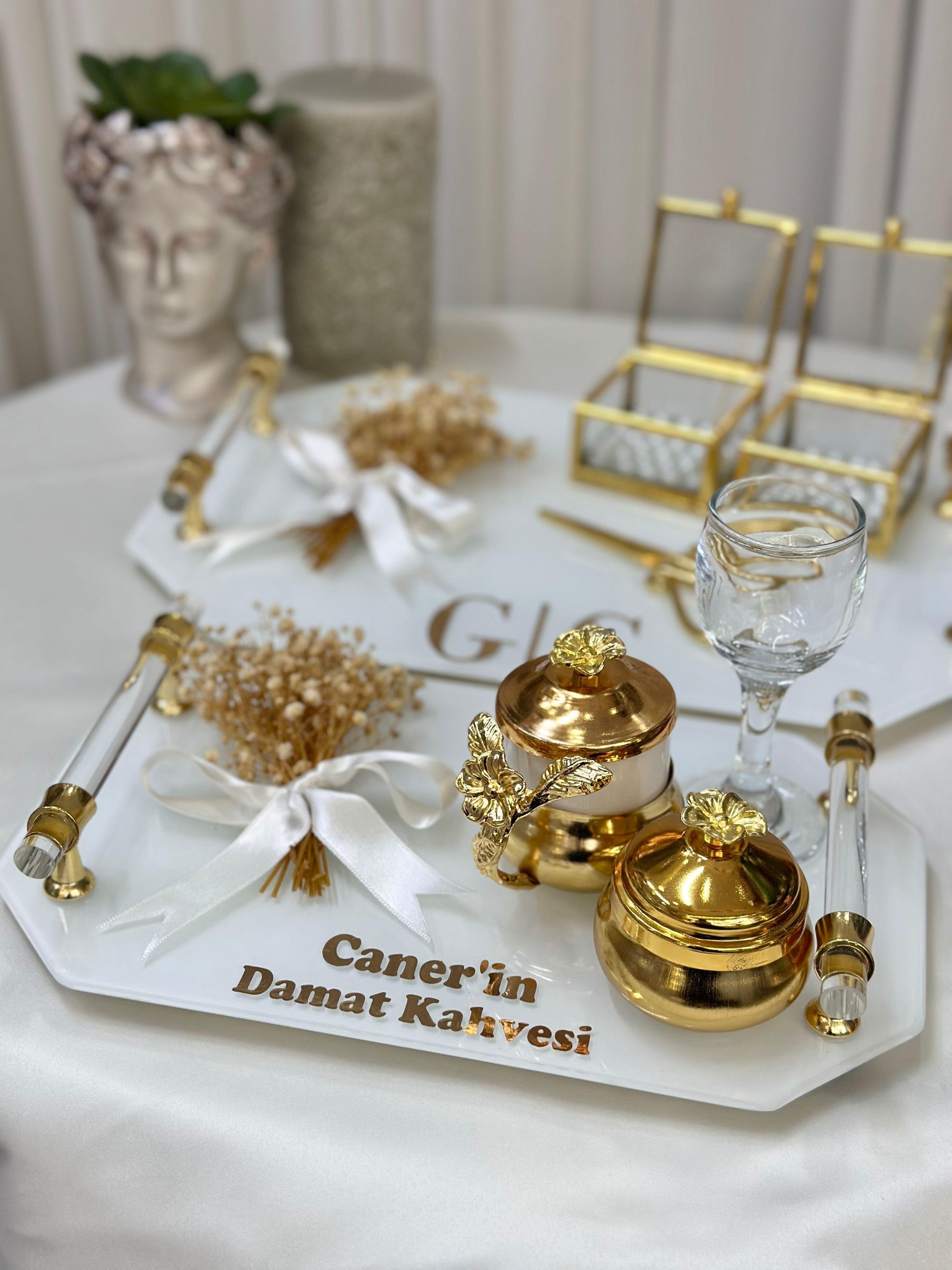 İncili Isimli Gold Söz Nişan Tepsi Seti Kişiselleştirilmiş Damat Kahve Fincanı
