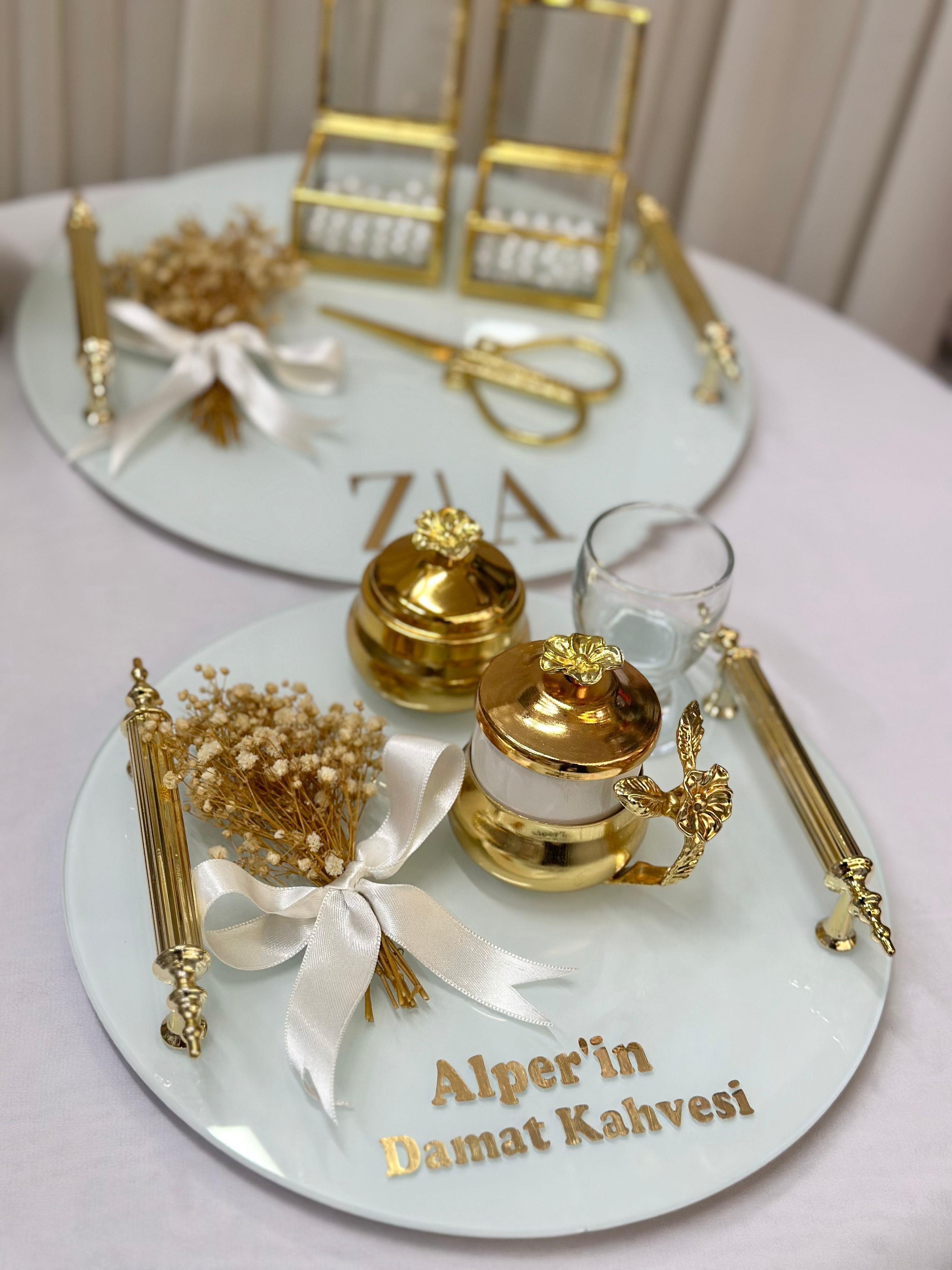 İsimli Gold Cam Söz Nişan Tepsi Seti Damat Kahve Fincan Tepsisi