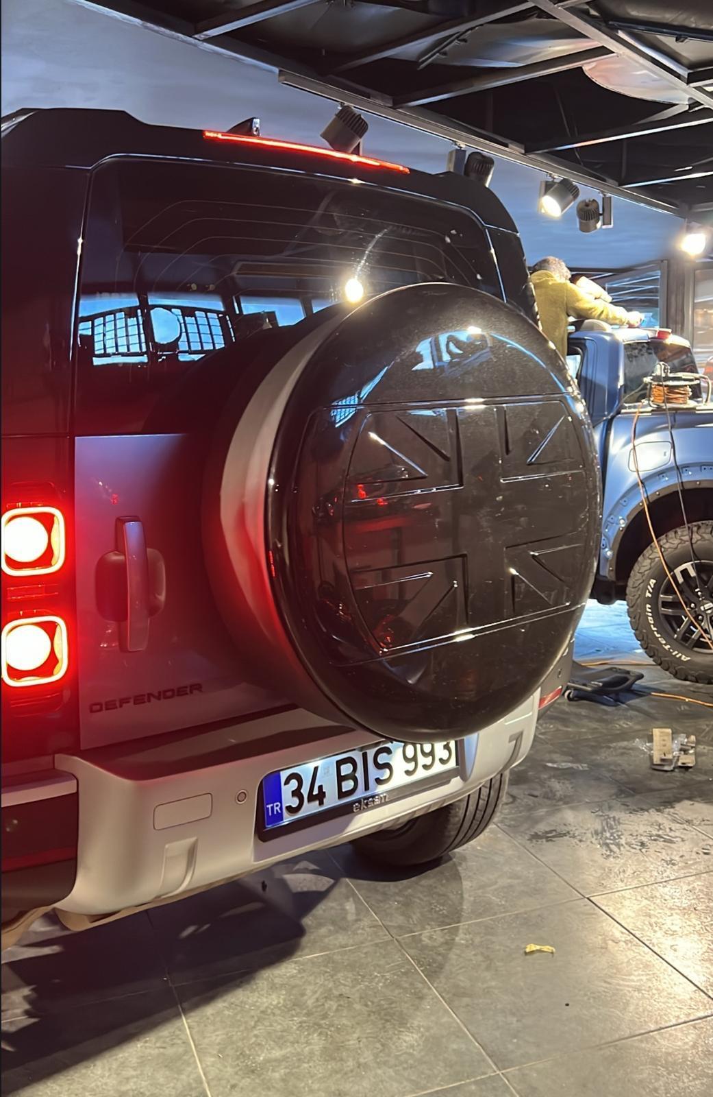 NEW DEFENDER STEPNE KILIFI BAYRAK DESENLİ SİYAH PARLAK VPLEW0143