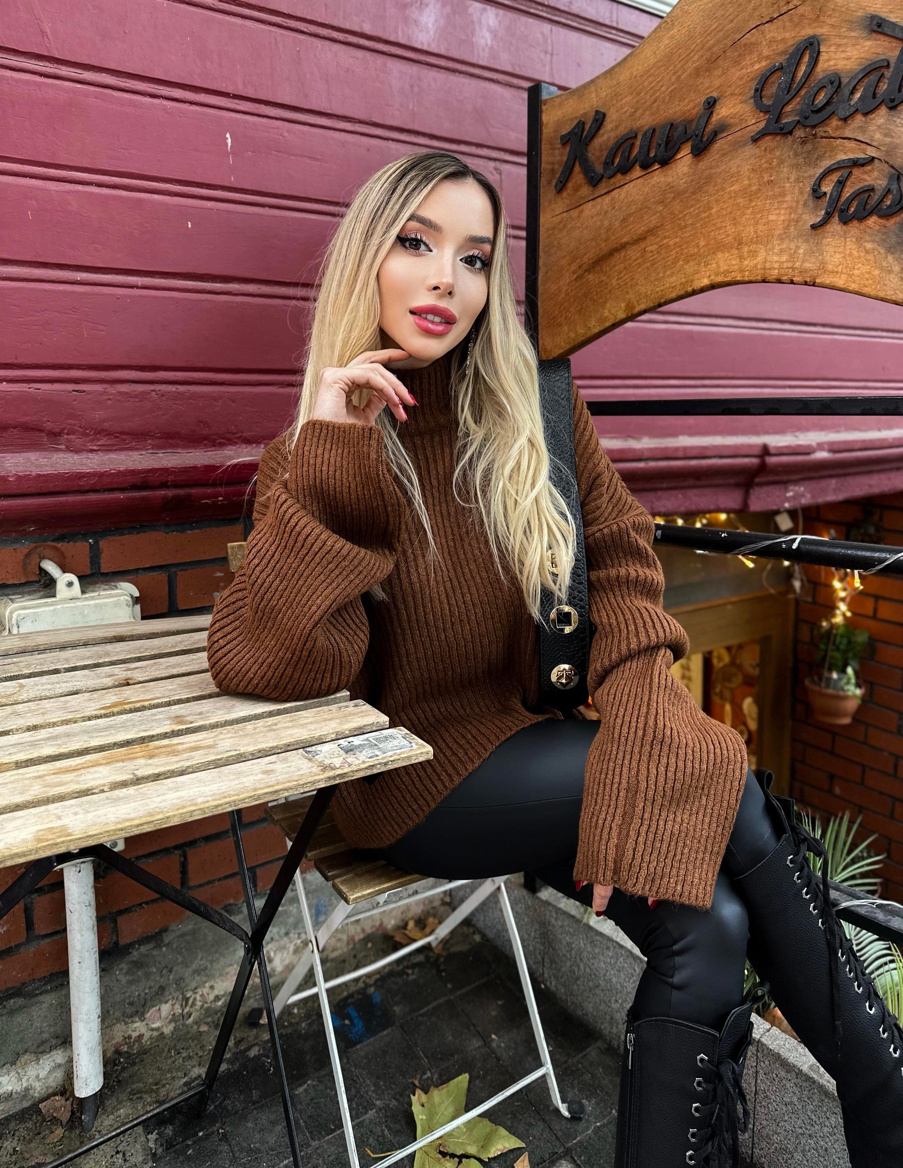 Geniş Kol Detaylı Boğazlı Standart Beden Triko Kazak