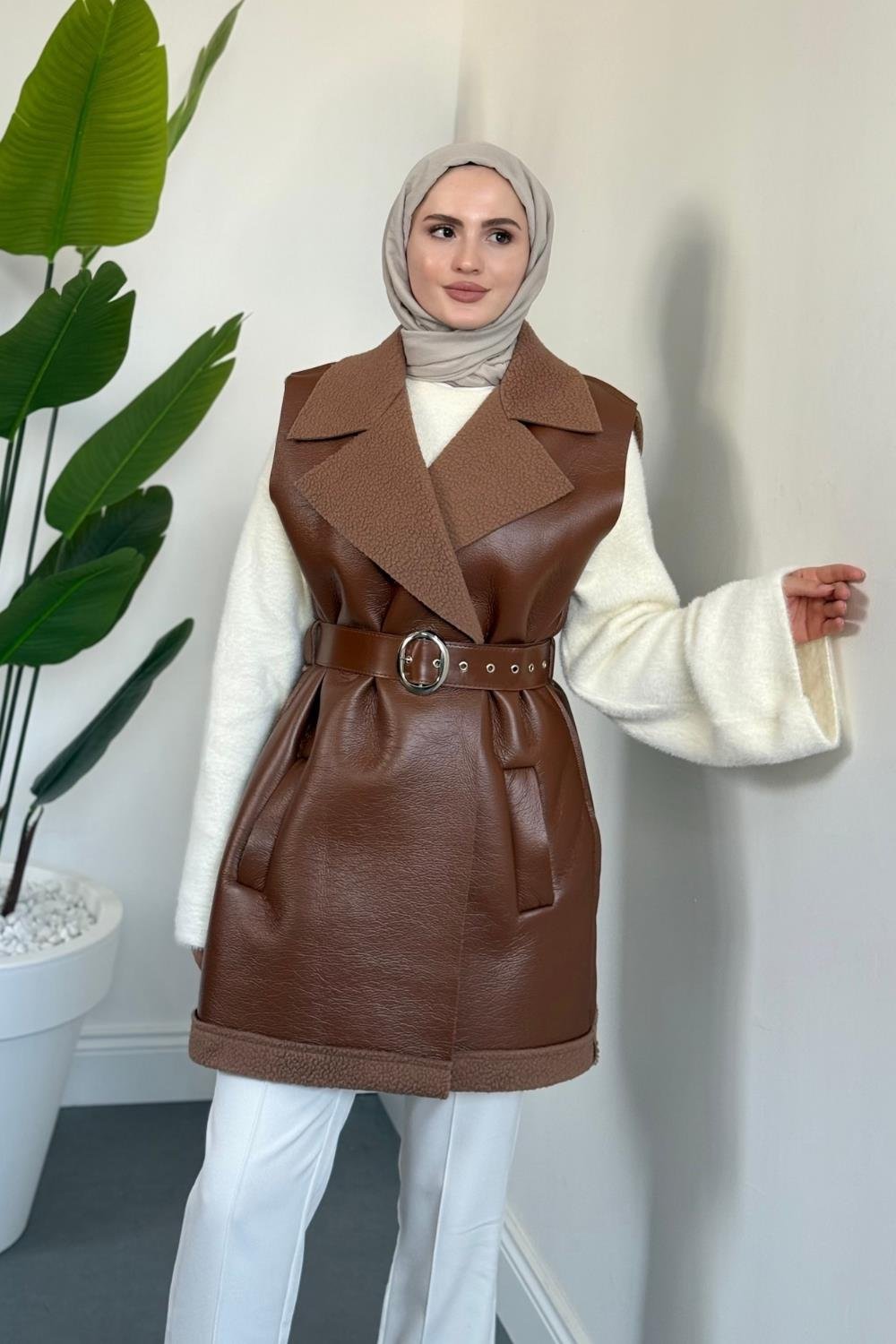 Amarila Deri Görünümlü Yelek Camel
