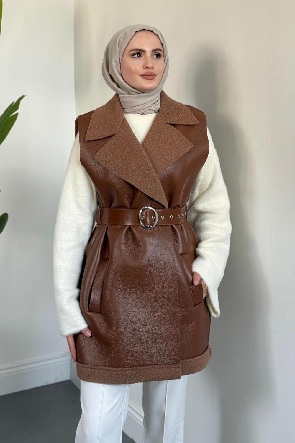 Amarila Deri Görünümlü Yelek Camel
