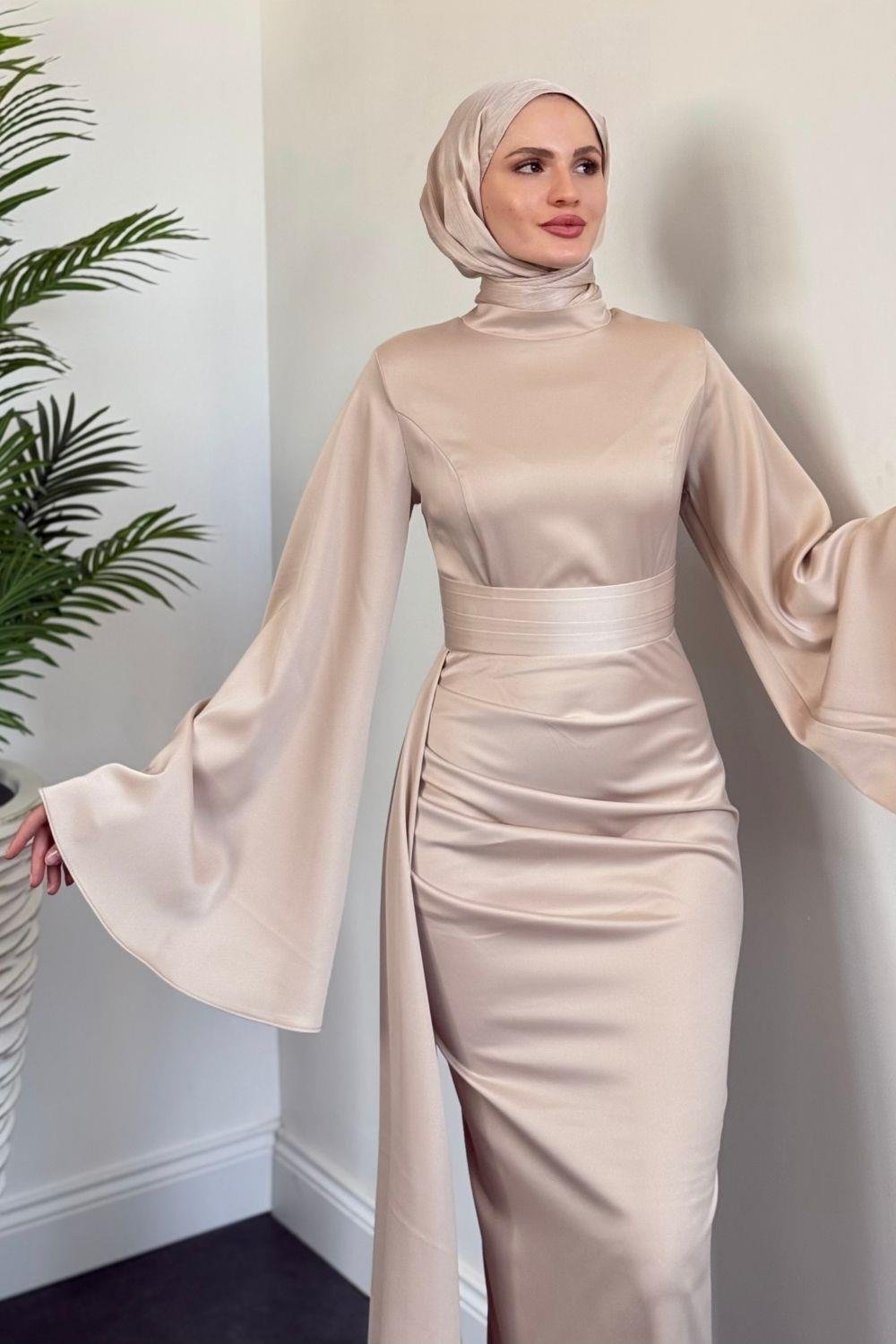 Arabella Pelerinli Saten Balık Abiye Krem
