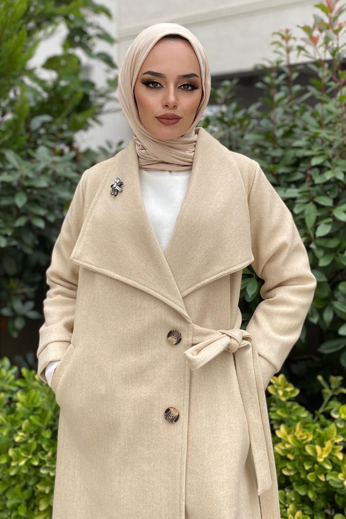 Bronş Detaylı Yandan Bağlamalı Kaşe Kaban Ekru