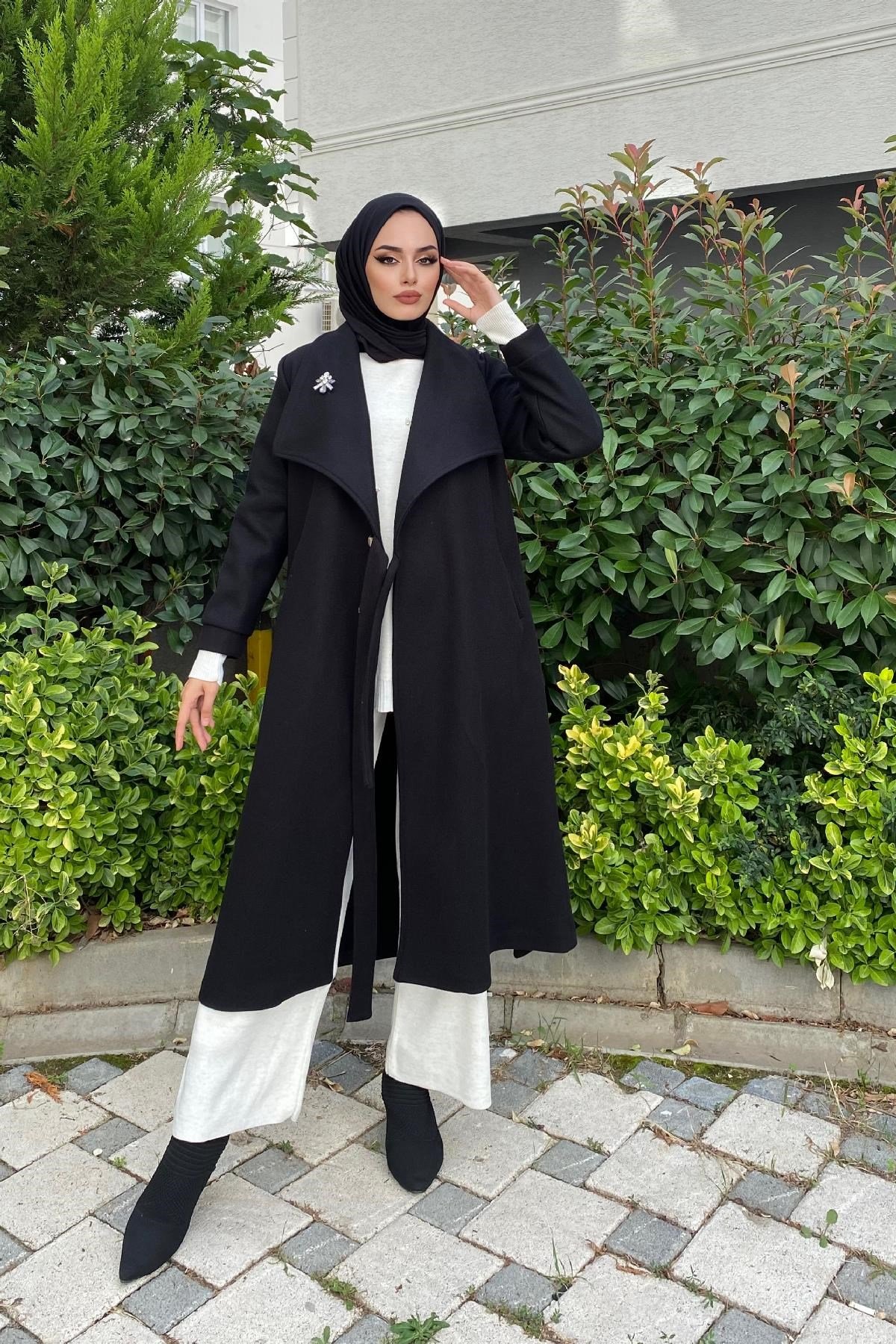 Bronş Detaylı Yandan Bağlamalı Kaşe Kaban Siyah