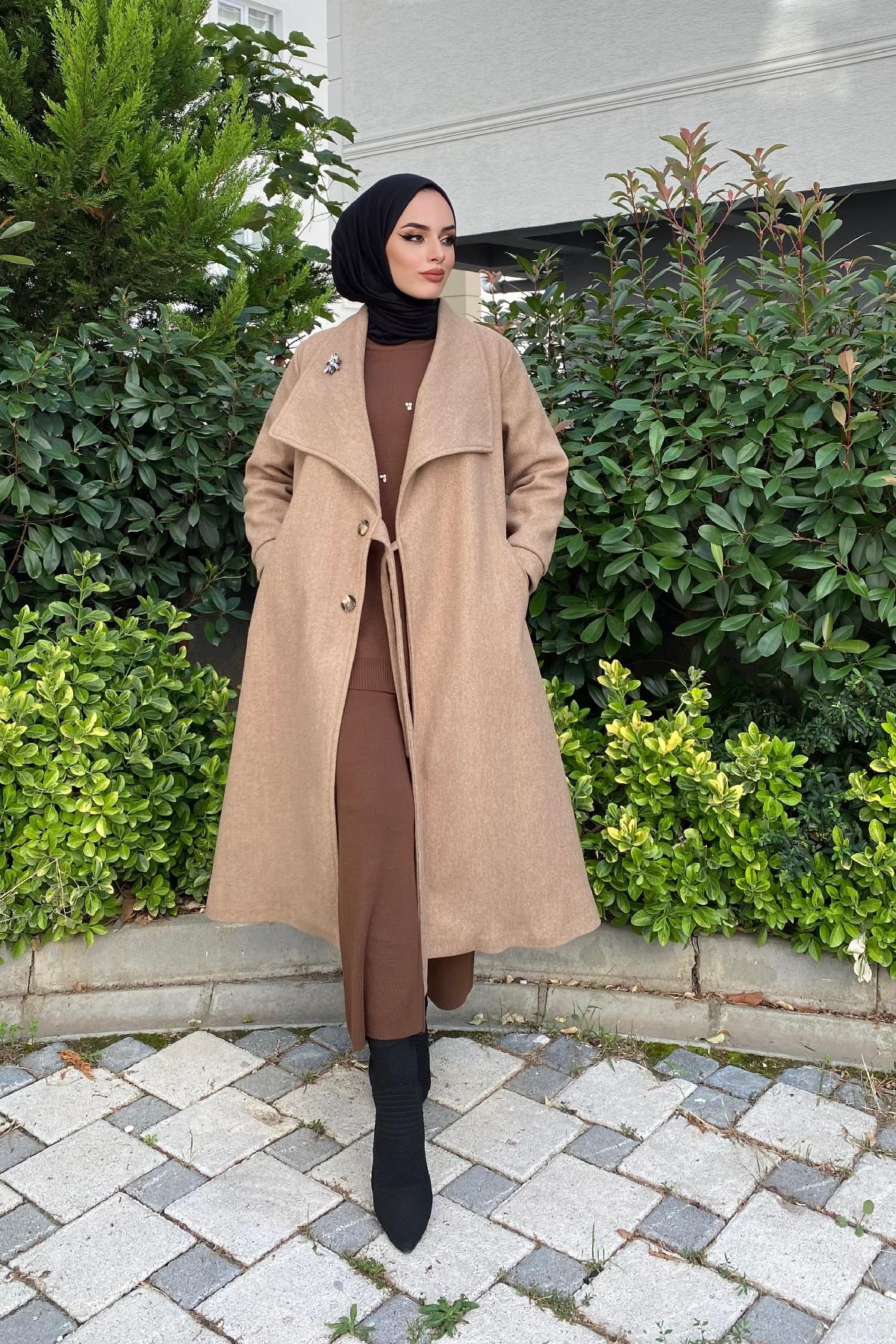 Bronş Detaylı Yandan Bağlamalı Kaşe Kaban Sütlü