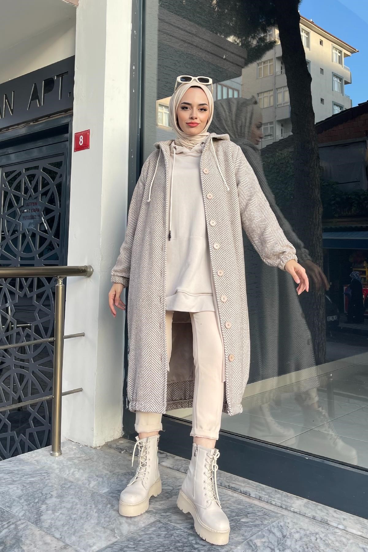 Düğmeli Kapşonlu Kap Bej