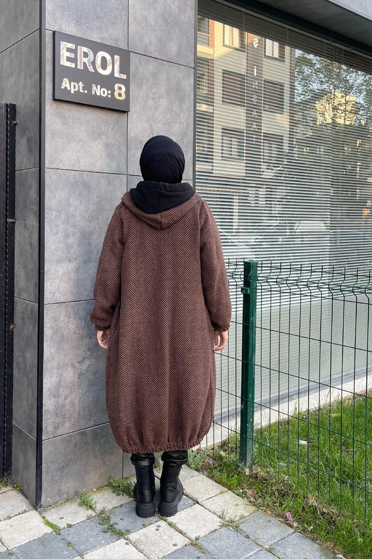 Düğmeli Kapşonlu Kap Kahverengi