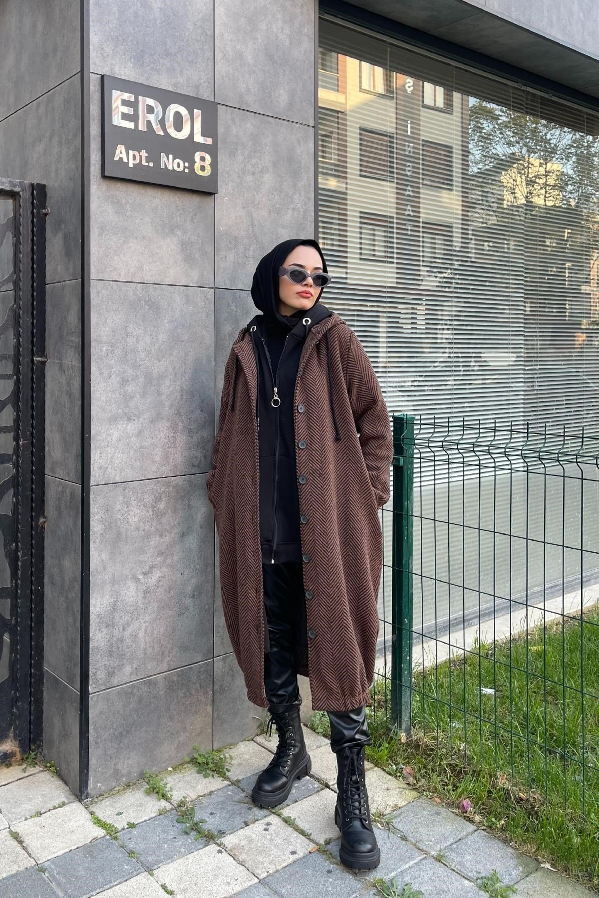 Düğmeli Kapşonlu Kap Kahverengi